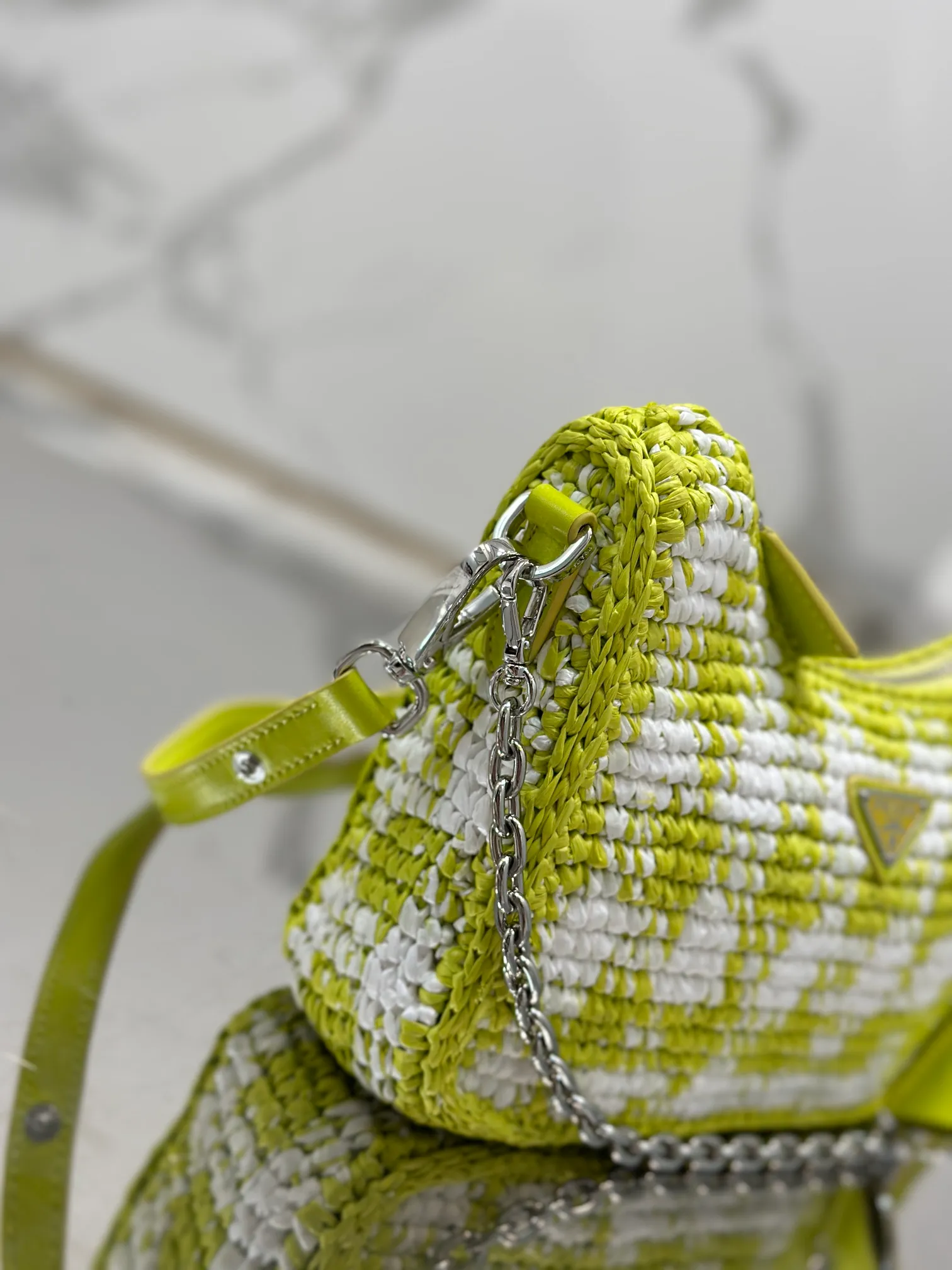 💰1640🌟Hobo armpit weaving is handmade with top-quality raffia, has smart colors and fashionable charm, and has a classic triangle logo on the front, with a detachable chain, handbag and leather shoulder. It is not only practical, lightweight but also beautiful! Size: 22-18-6cm Model: 1BC204 weaving