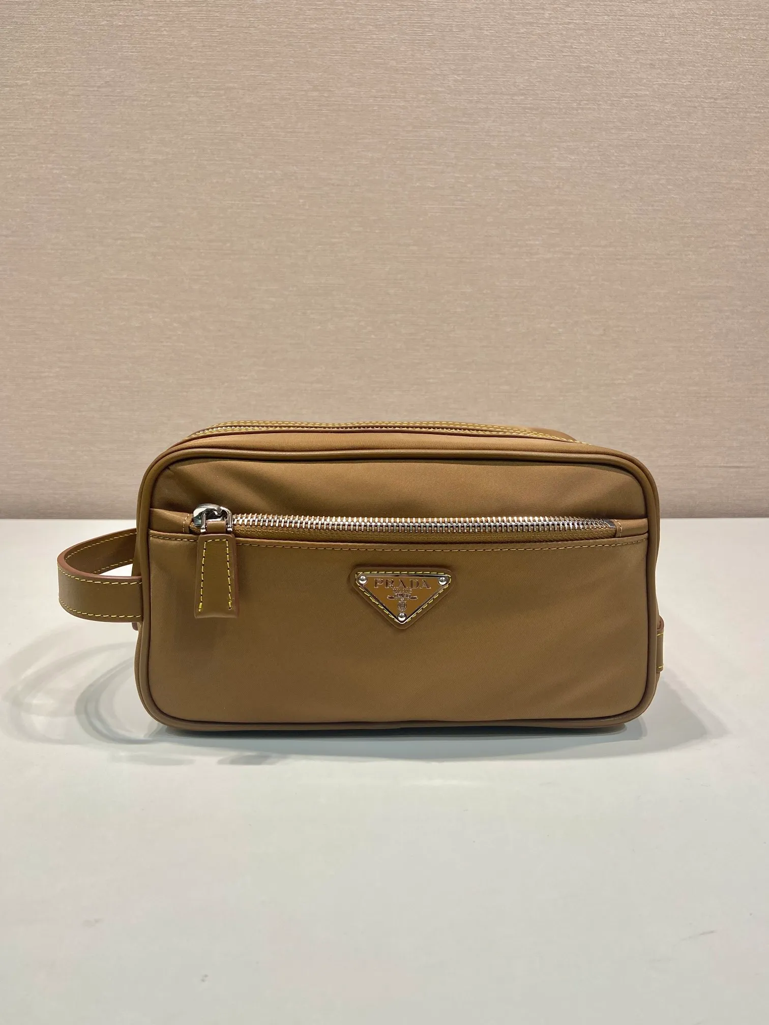 💰760🎉New toiletry bag🎉2NA819 storage bag🎉🎉 This travel storage bag is made of Re-Nylon regenerated nylon material, with a simple and elegant design. The storage bag is equipped with a top zipper, decorated with an enameled triangle logo and a Saffiano hand strap, and two external zippered pockets The internal zippered pocket is very practical. It can be used as a handbag or as a travel storage/toilet bag. Baby, hurry up and get it🎉🎉 Length 22x Height 12.5x Bottom Length 11🎉🎉🎉👏👏👏