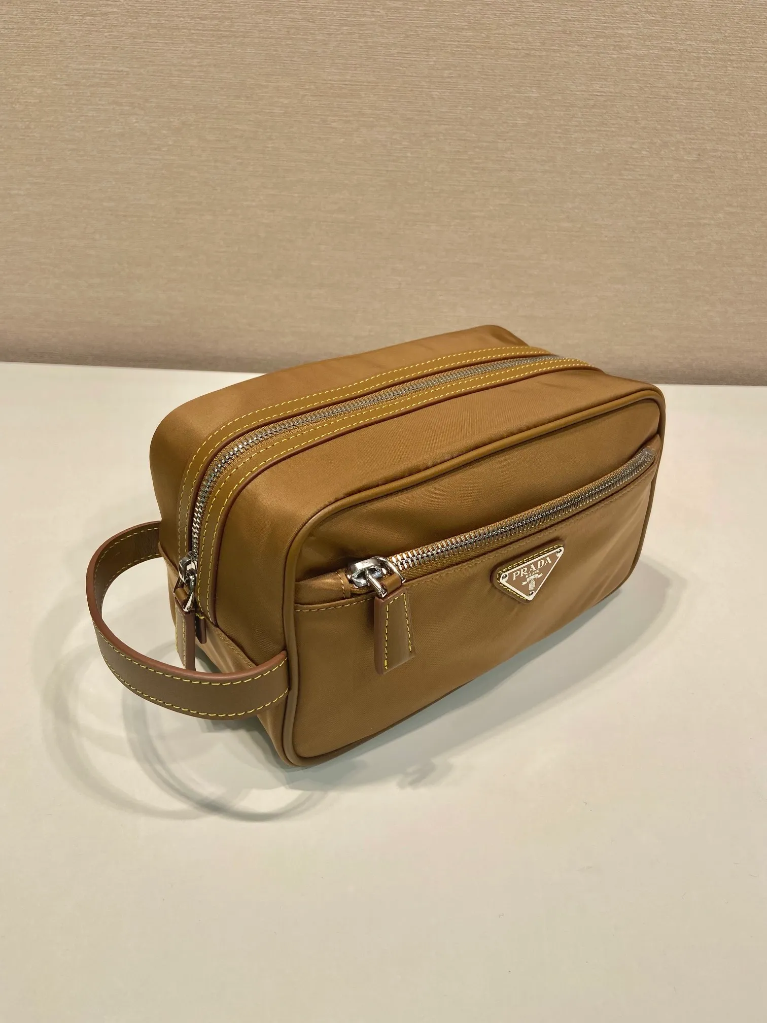 💰760🎉New toiletry bag🎉2NA819 storage bag🎉🎉 This travel storage bag is made of Re-Nylon regenerated nylon material, with a simple and elegant design. The storage bag is equipped with a top zipper, decorated with an enameled triangle logo and a Saffiano hand strap, and two external zippered pockets The internal zippered pocket is very practical. It can be used as a handbag or as a travel storage/toilet bag. Baby, hurry up and get it🎉🎉 Length 22x Height 12.5x Bottom Length 11🎉🎉🎉👏👏👏