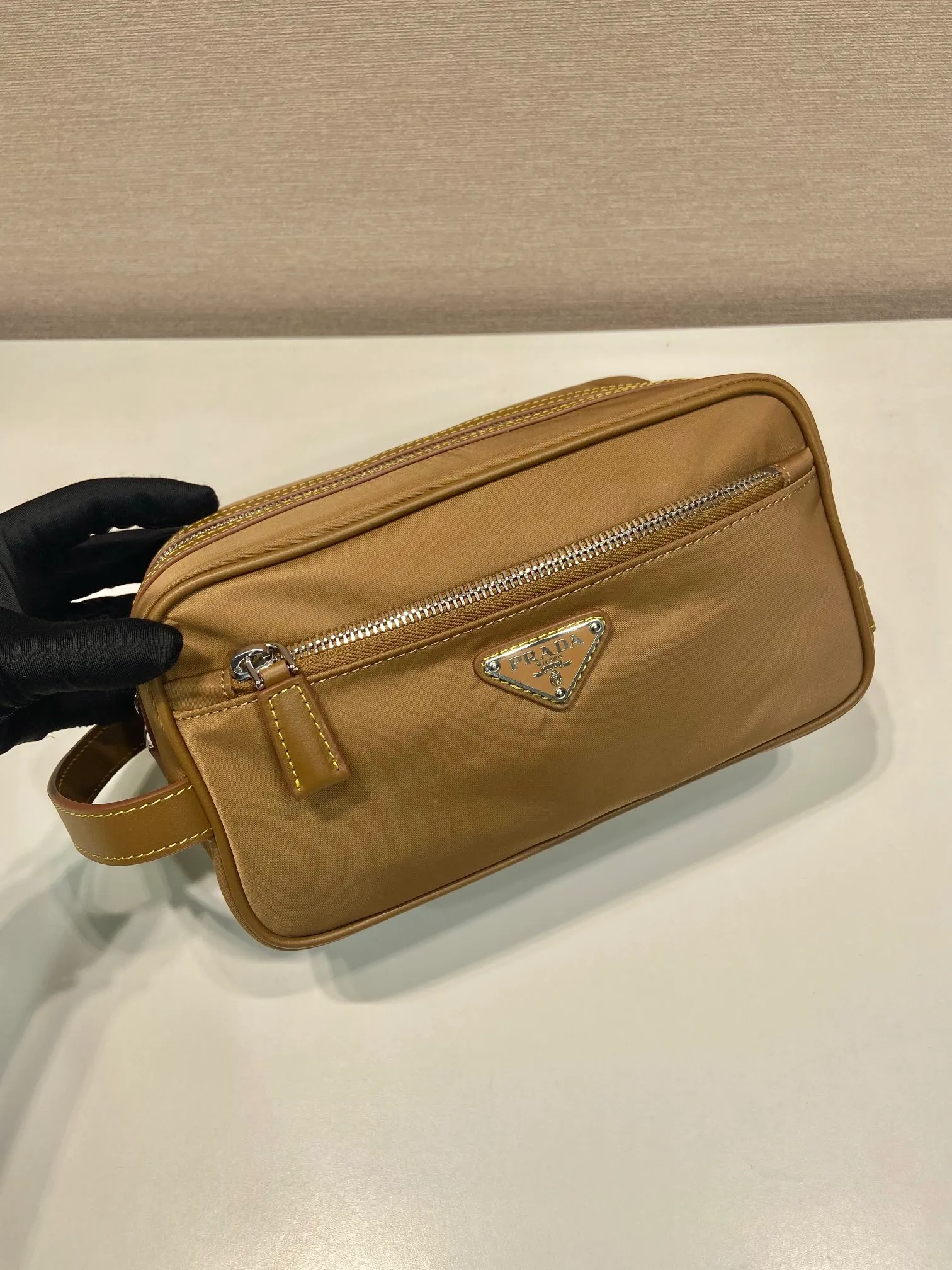 💰760🎉New toiletry bag🎉2NA819 storage bag🎉🎉 This travel storage bag is made of Re-Nylon regenerated nylon material, with a simple and elegant design. The storage bag is equipped with a top zipper, decorated with an enameled triangle logo and a Saffiano hand strap, and two external zippered pockets The internal zippered pocket is very practical. It can be used as a handbag or as a travel storage/toilet bag. Baby, hurry up and get it🎉🎉 Length 22x Height 12.5x Bottom Length 11🎉🎉🎉👏👏👏