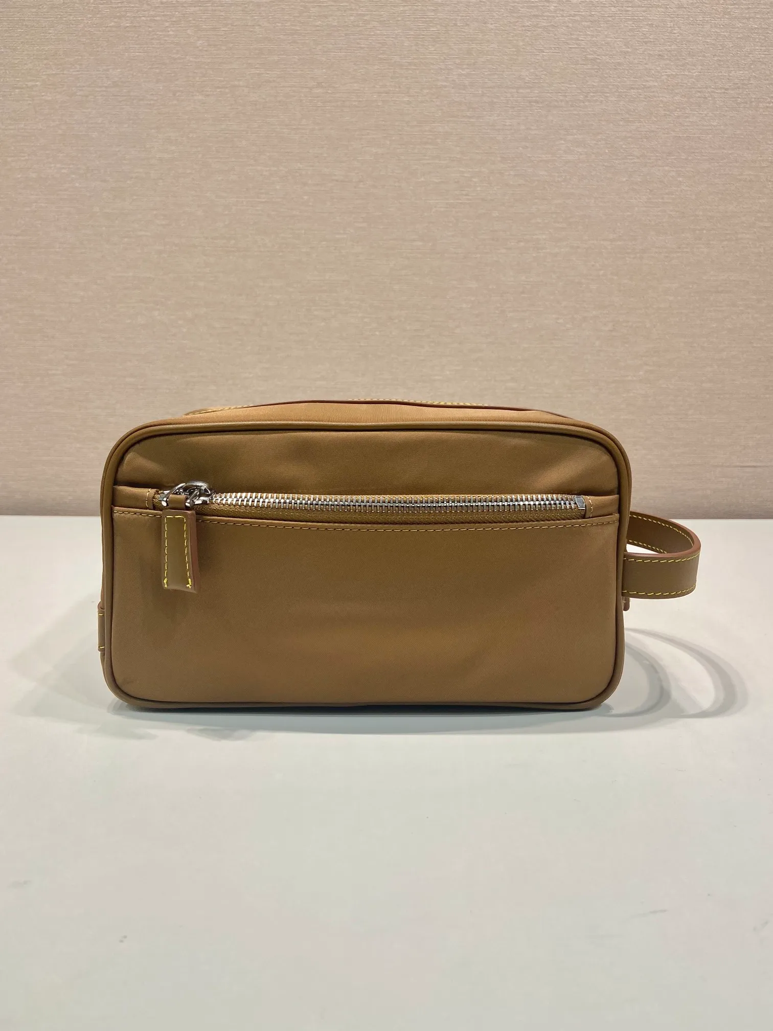 💰760🎉New toiletry bag🎉2NA819 storage bag🎉🎉 This travel storage bag is made of Re-Nylon regenerated nylon material, with a simple and elegant design. The storage bag is equipped with a top zipper, decorated with an enameled triangle logo and a Saffiano hand strap, and two external zippered pockets The internal zippered pocket is very practical. It can be used as a handbag or as a travel storage/toilet bag. Baby, hurry up and get it🎉🎉 Length 22x Height 12.5x Bottom Length 11🎉🎉🎉👏👏👏