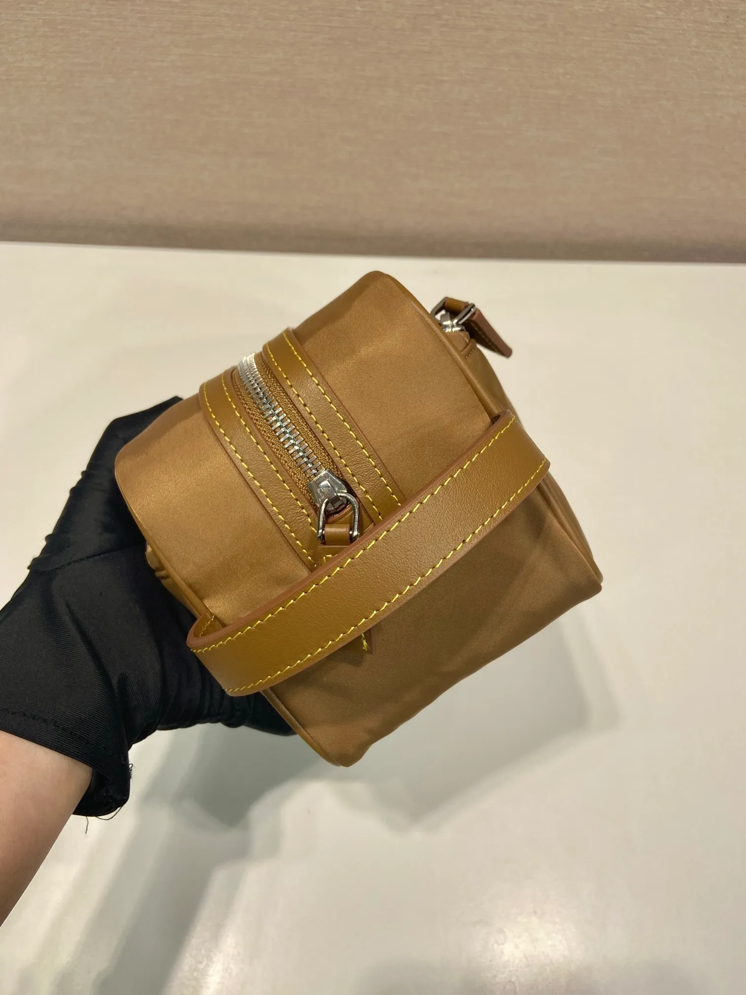 💰760🎉New toiletry bag🎉2NA819 storage bag🎉🎉 This travel storage bag is made of Re-Nylon regenerated nylon material, with a simple and elegant design. The storage bag is equipped with a top zipper, decorated with an enameled triangle logo and a Saffiano hand strap, and two external zippered pockets The internal zippered pocket is very practical. It can be used as a handbag or as a travel storage/toilet bag. Baby, hurry up and get it🎉🎉 Length 22x Height 12.5x Bottom Length 11🎉🎉🎉👏👏👏