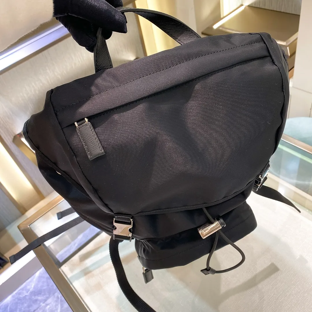 💰1260✨Classic hot style✨ The latest Pr@da men's backpack 2VZ135 Triangular enamel nameplate logo Imported original parachute fabric Using imported equipment✈️+original hardware accessories Adjustable nylon shoulder straps Flip strap closure and internal drawstring closure Perfect details on the back pad 😘With OEM code Size 17*27*45 Fashionable and casual A must-have for fashionistas [deyi][deyi]