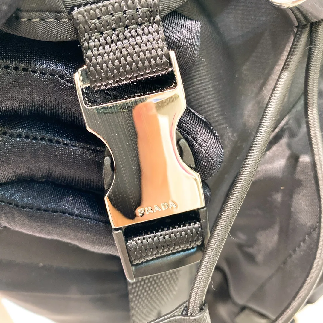 💰1260✨Classic hot style✨ The latest Pr@da men's backpack 2VZ135 Triangular enamel nameplate logo Imported original parachute fabric Using imported equipment✈️+original hardware accessories Adjustable nylon shoulder straps Flip strap closure and internal drawstring closure Perfect details on the back pad 😘With OEM code Size 17*27*45 Fashionable and casual A must-have for fashionistas [deyi][deyi]