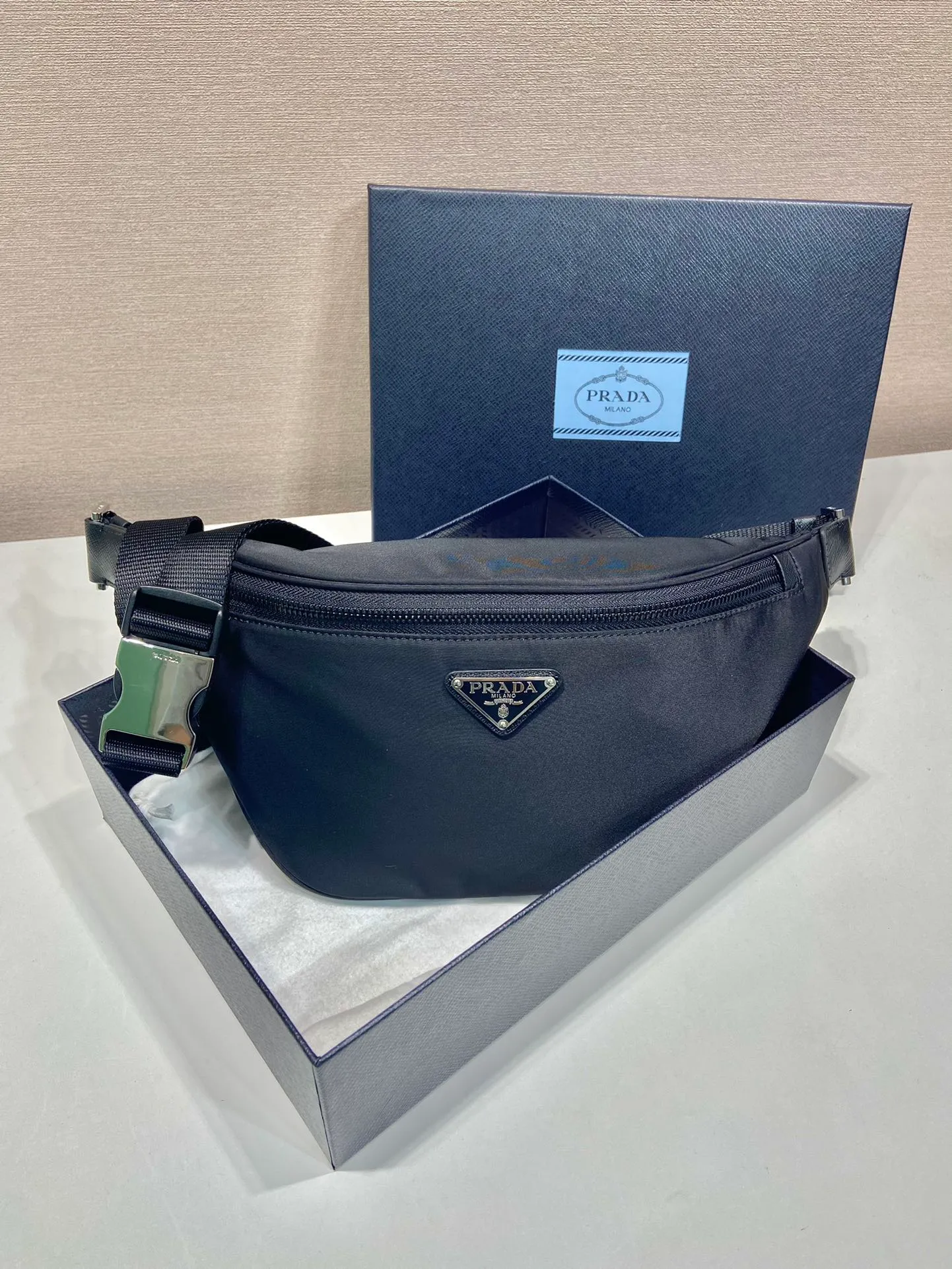 💰760🎉Upgraded version of waist bag/chest bag🎉2VL033A🎉This waist bag design is not only practical but also enhances the overall design sense, making it easy to increase the body proportions. The bag can be placed on the waist, and can be used as a chest bag or cross body bag👍👍It can be matched with different clothes in daily life, and the upper body shape is very good😘Simple/light/fashionable😘😘 Unisex model for men and women🙊Another waist bag/chest bag that will never go out of style👏👏 Length 33x Height 24x Bottom 13cm