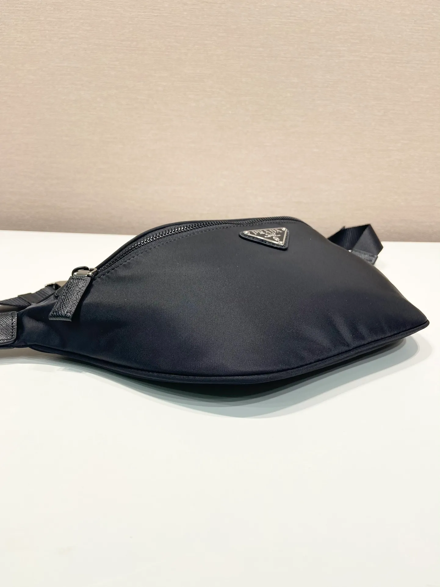 💰760🎉Upgraded version of waist bag/chest bag🎉2VL033A🎉This waist bag design is not only practical but also enhances the overall design sense, making it easy to increase the body proportions. The bag can be placed on the waist, and can be used as a chest bag or cross body bag👍👍It can be matched with different clothes in daily life, and the upper body shape is very good😘Simple/light/fashionable😘😘 Unisex model for men and women🙊Another waist bag/chest bag that will never go out of style👏👏 Length 33x Height 24x Bottom 13cm