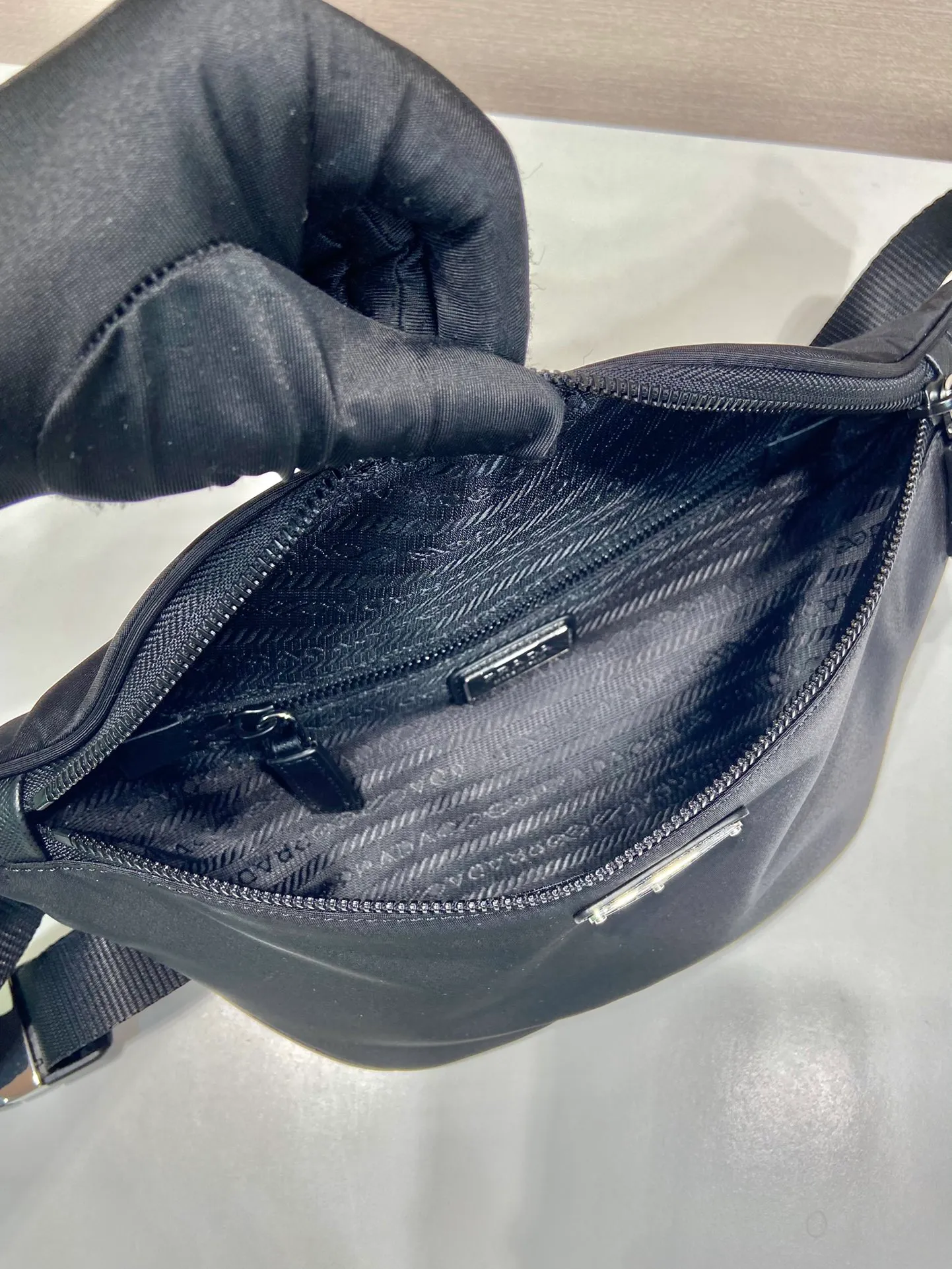 💰760🎉Upgraded version of waist bag/chest bag🎉2VL033A🎉This waist bag design is not only practical but also enhances the overall design sense, making it easy to increase the body proportions. The bag can be placed on the waist, and can be used as a chest bag or cross body bag👍👍It can be matched with different clothes in daily life, and the upper body shape is very good😘Simple/light/fashionable😘😘 Unisex model for men and women🙊Another waist bag/chest bag that will never go out of style👏👏 Length 33x Height 24x Bottom 13cm