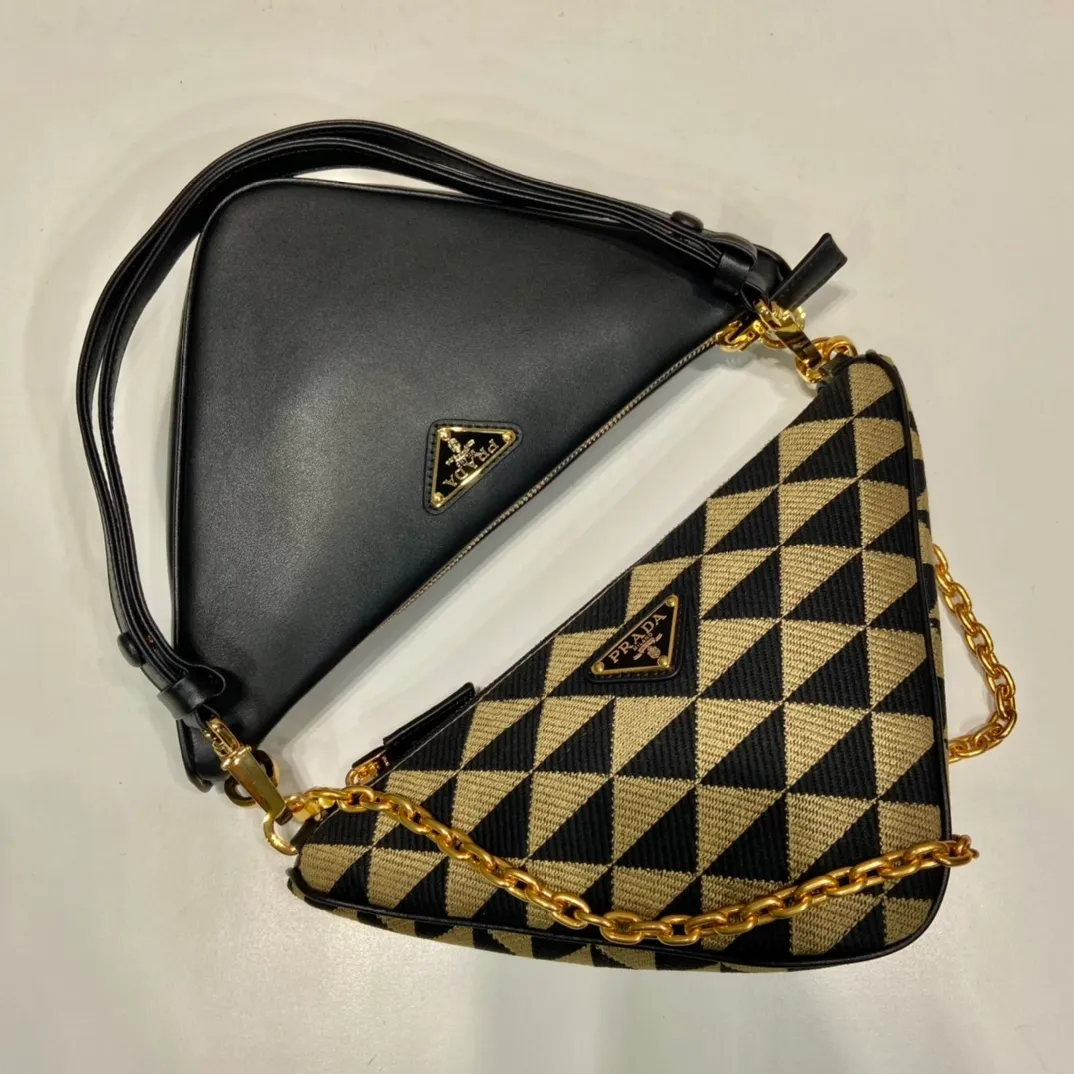 💰1580🎉New twin bag🎉1BC176🎉🎉 This twin bag is designed with imported calfskin and embroidered fabric materials. It is composed of 2 triangular bags of different materials. It is very unique and can be disassembled as a hand carry or crossbody. Different combinations for different occasions. It’s perfect😘😘It has a large capacity, hurry up and get it🎉🎉 One size: bag length 23x height 25x bottom 5cm🎉🎉🎉👏👏👏