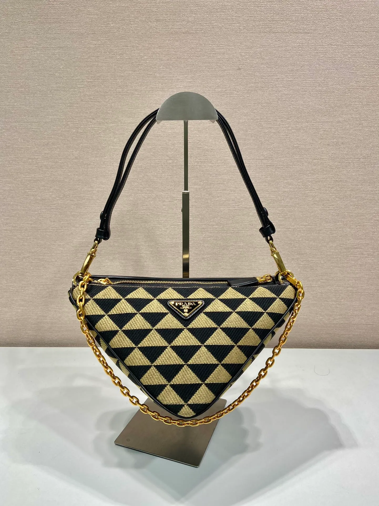 💰1580🎉New twin bag🎉1BC176🎉🎉 This twin bag is designed with imported calfskin and embroidered fabric materials. It is composed of 2 triangular bags of different materials. It is very unique and can be disassembled as a hand carry or crossbody. Different combinations for different occasions. It’s perfect😘😘It has a large capacity, hurry up and get it🎉🎉 One size: bag length 23x height 25x bottom 5cm🎉🎉🎉👏👏👏