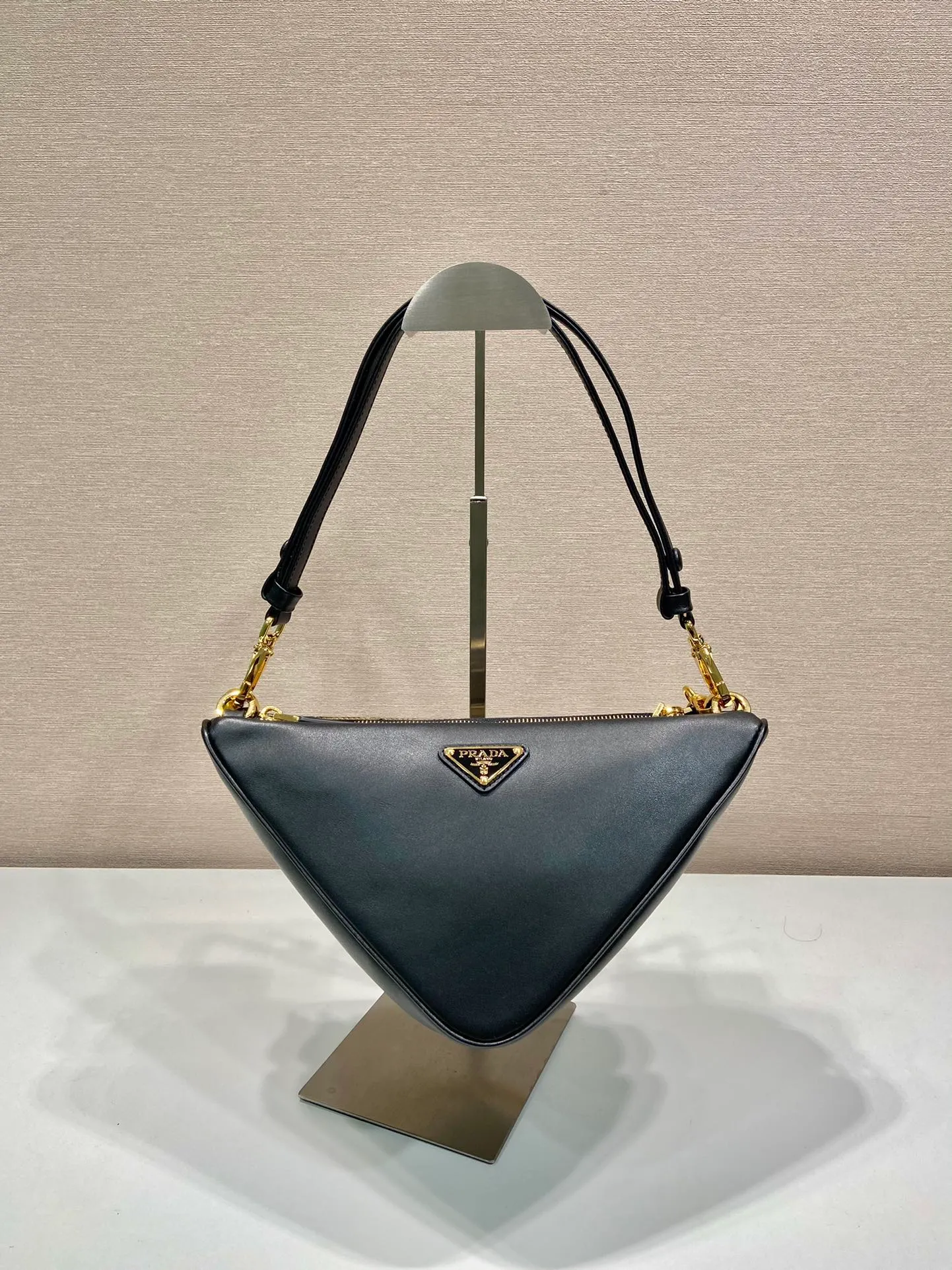 💰1580🎉New twin bag🎉1BC176🎉🎉 This twin bag is designed with imported calfskin and embroidered fabric materials. It is composed of 2 triangular bags of different materials. It is very unique and can be disassembled as a hand carry or crossbody. Different combinations for different occasions. It’s perfect😘😘It has a large capacity, hurry up and get it🎉🎉 One size: bag length 23x height 25x bottom 5cm🎉🎉🎉👏👏👏