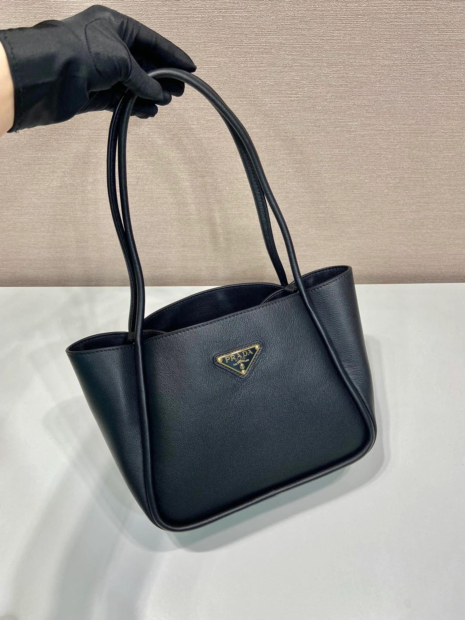 💰1500🎉New product🎉1BG539 shoulder style🎉🎉 This shoulder style is made of oral calfskin and top-grade hardware. It can be carried by hand or carried on the shoulder. It is equipped with 2 compartments in the front and back panels. It has a large capacity, is simple and practical, and has a beautiful upper body effect. Babies. Hurry up and get it🎉🎉 Length 25x Height 18.5x Bottom 12.5cm🎉🎉🎉👏👏👏