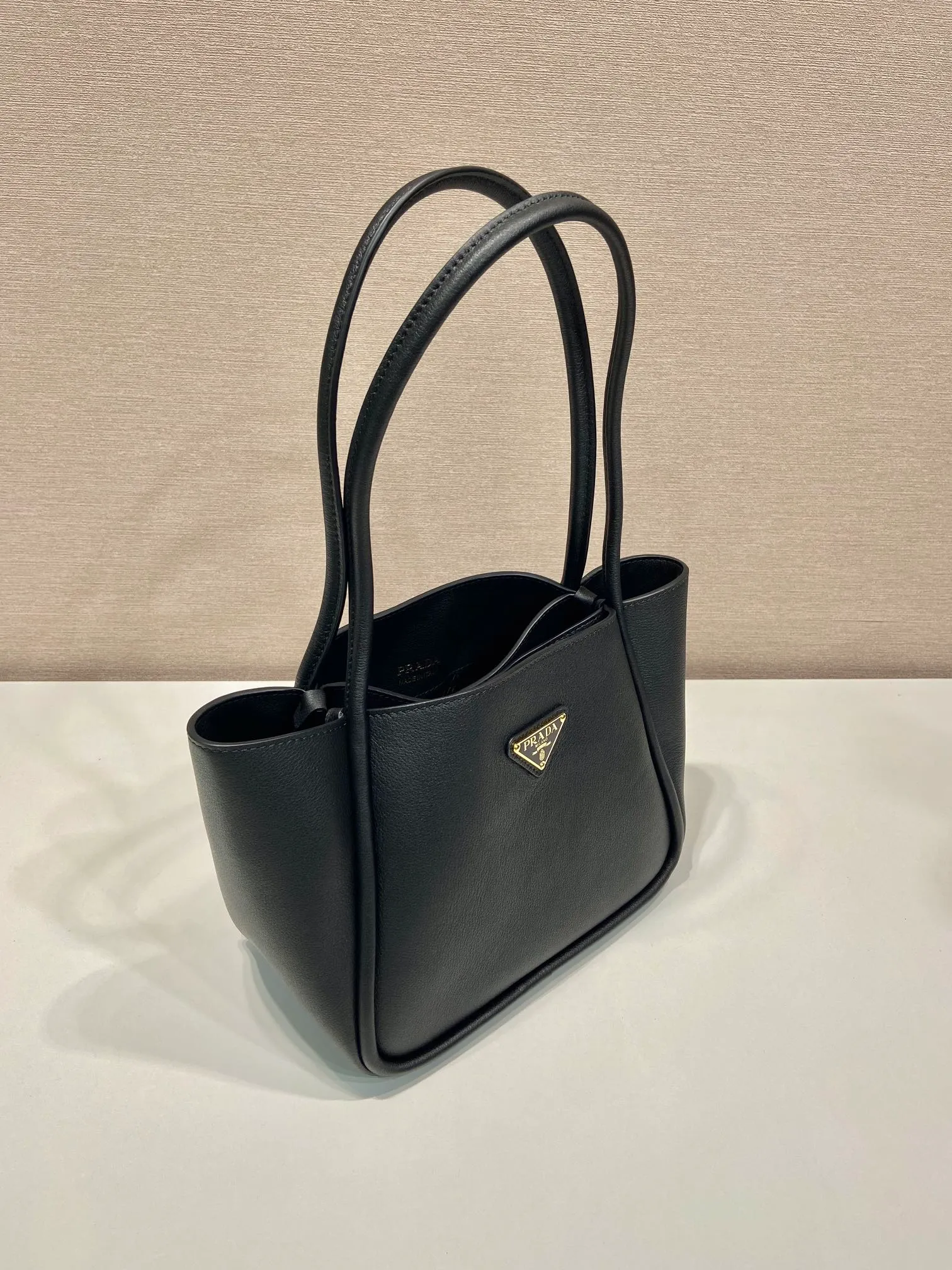 💰1500🎉New product🎉1BG539 shoulder style🎉🎉 This shoulder style is made of oral calfskin and top-grade hardware. It can be carried by hand or carried on the shoulder. It is equipped with 2 compartments in the front and back panels. It has a large capacity, is simple and practical, and has a beautiful upper body effect. Babies. Hurry up and get it🎉🎉 Length 25x Height 18.5x Bottom 12.5cm🎉🎉🎉👏👏👏