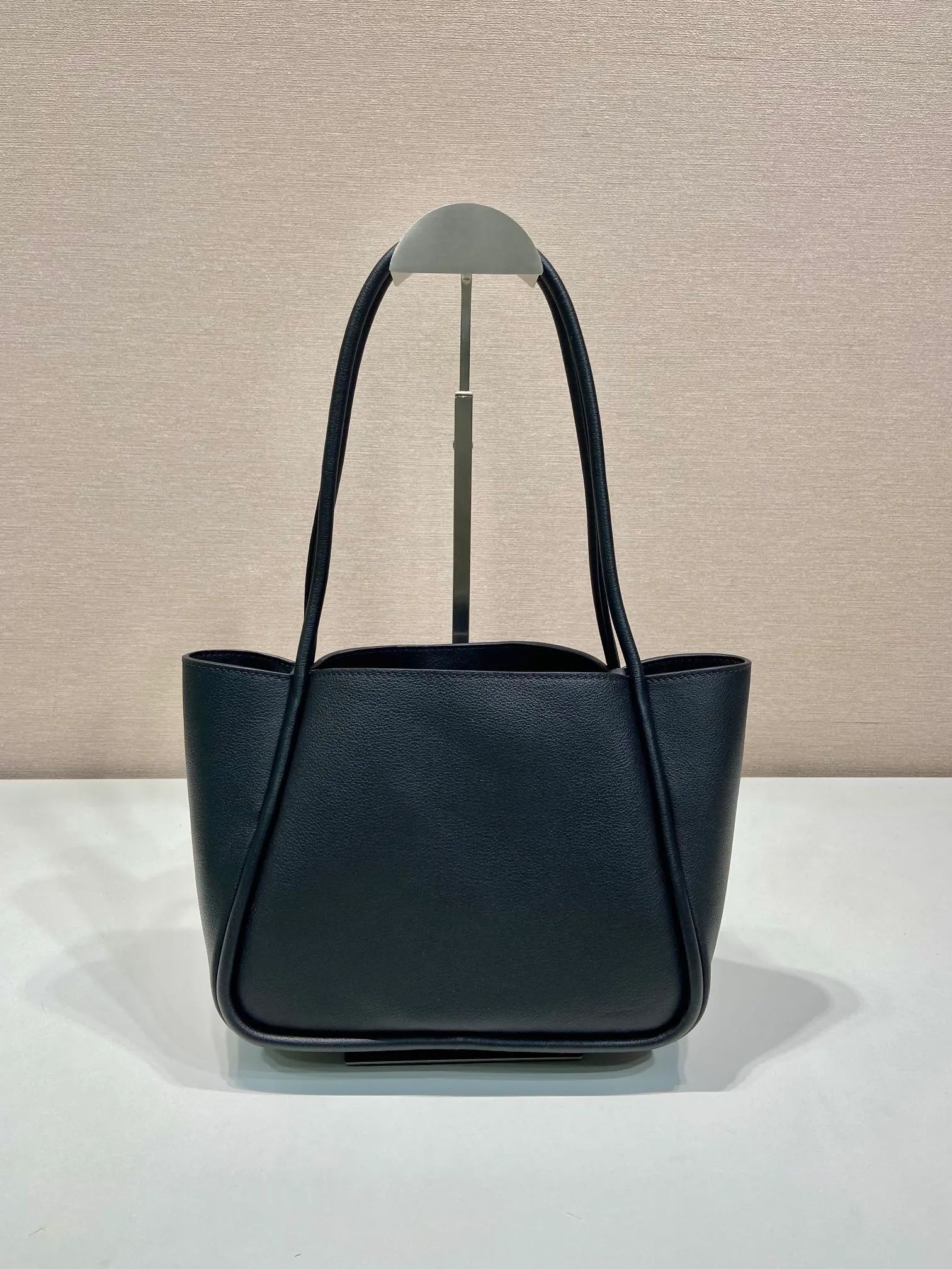💰1500🎉New product🎉1BG539 shoulder style🎉🎉 This shoulder style is made of oral calfskin and top-grade hardware. It can be carried by hand or carried on the shoulder. It is equipped with 2 compartments in the front and back panels. It has a large capacity, is simple and practical, and has a beautiful upper body effect. Babies. Hurry up and get it🎉🎉 Length 25x Height 18.5x Bottom 12.5cm🎉🎉🎉👏👏👏