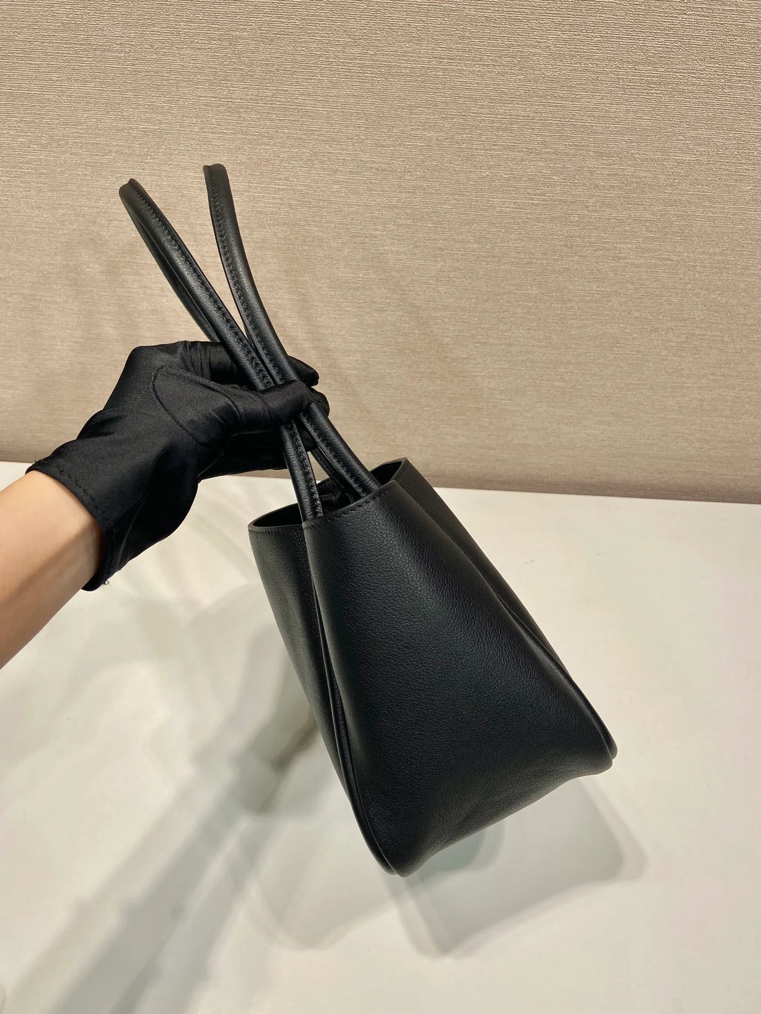 💰1500🎉New product🎉1BG539 shoulder style🎉🎉 This shoulder style is made of oral calfskin and top-grade hardware. It can be carried by hand or carried on the shoulder. It is equipped with 2 compartments in the front and back panels. It has a large capacity, is simple and practical, and has a beautiful upper body effect. Babies. Hurry up and get it🎉🎉 Length 25x Height 18.5x Bottom 12.5cm🎉🎉🎉👏👏👏