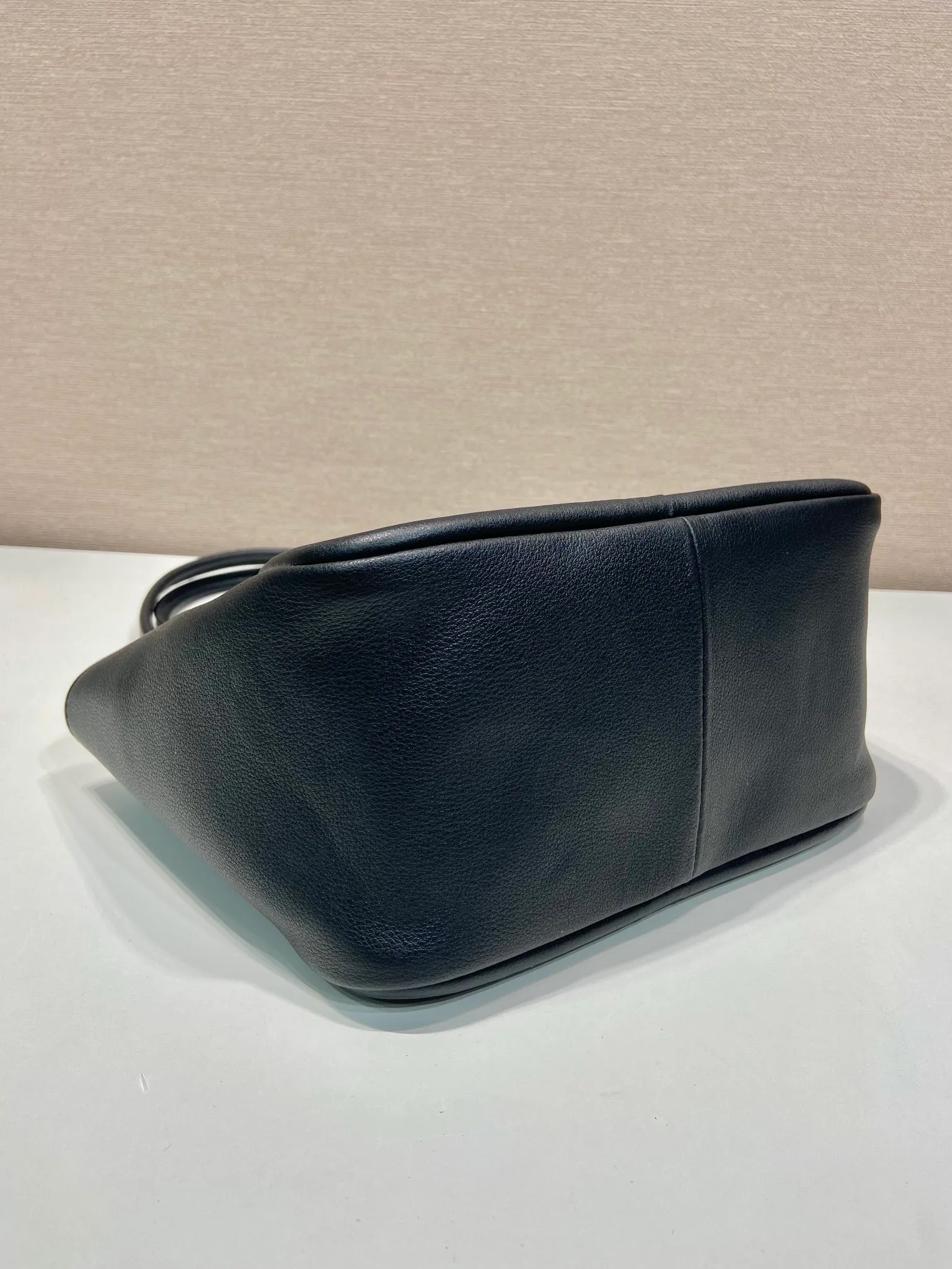 💰1500🎉New product🎉1BG539 shoulder style🎉🎉 This shoulder style is made of oral calfskin and top-grade hardware. It can be carried by hand or carried on the shoulder. It is equipped with 2 compartments in the front and back panels. It has a large capacity, is simple and practical, and has a beautiful upper body effect. Babies. Hurry up and get it🎉🎉 Length 25x Height 18.5x Bottom 12.5cm🎉🎉🎉👏👏👏