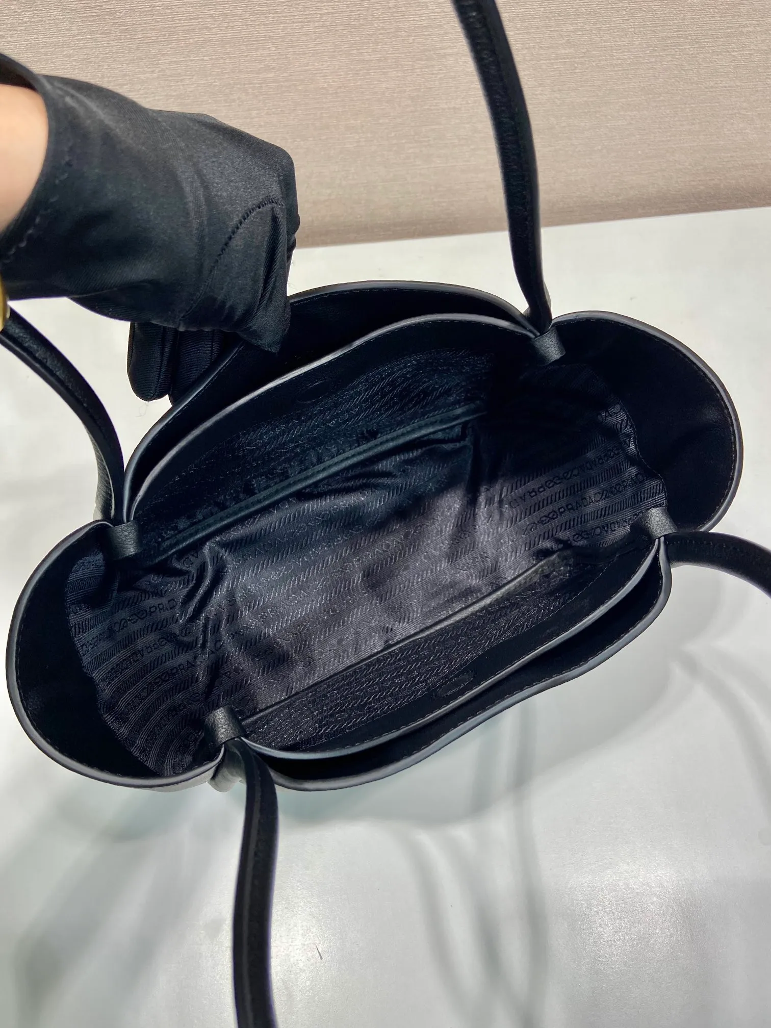 💰1500🎉New product🎉1BG539 shoulder style🎉🎉 This shoulder style is made of oral calfskin and top-grade hardware. It can be carried by hand or carried on the shoulder. It is equipped with 2 compartments in the front and back panels. It has a large capacity, is simple and practical, and has a beautiful upper body effect. Babies. Hurry up and get it🎉🎉 Length 25x Height 18.5x Bottom 12.5cm🎉🎉🎉👏👏👏