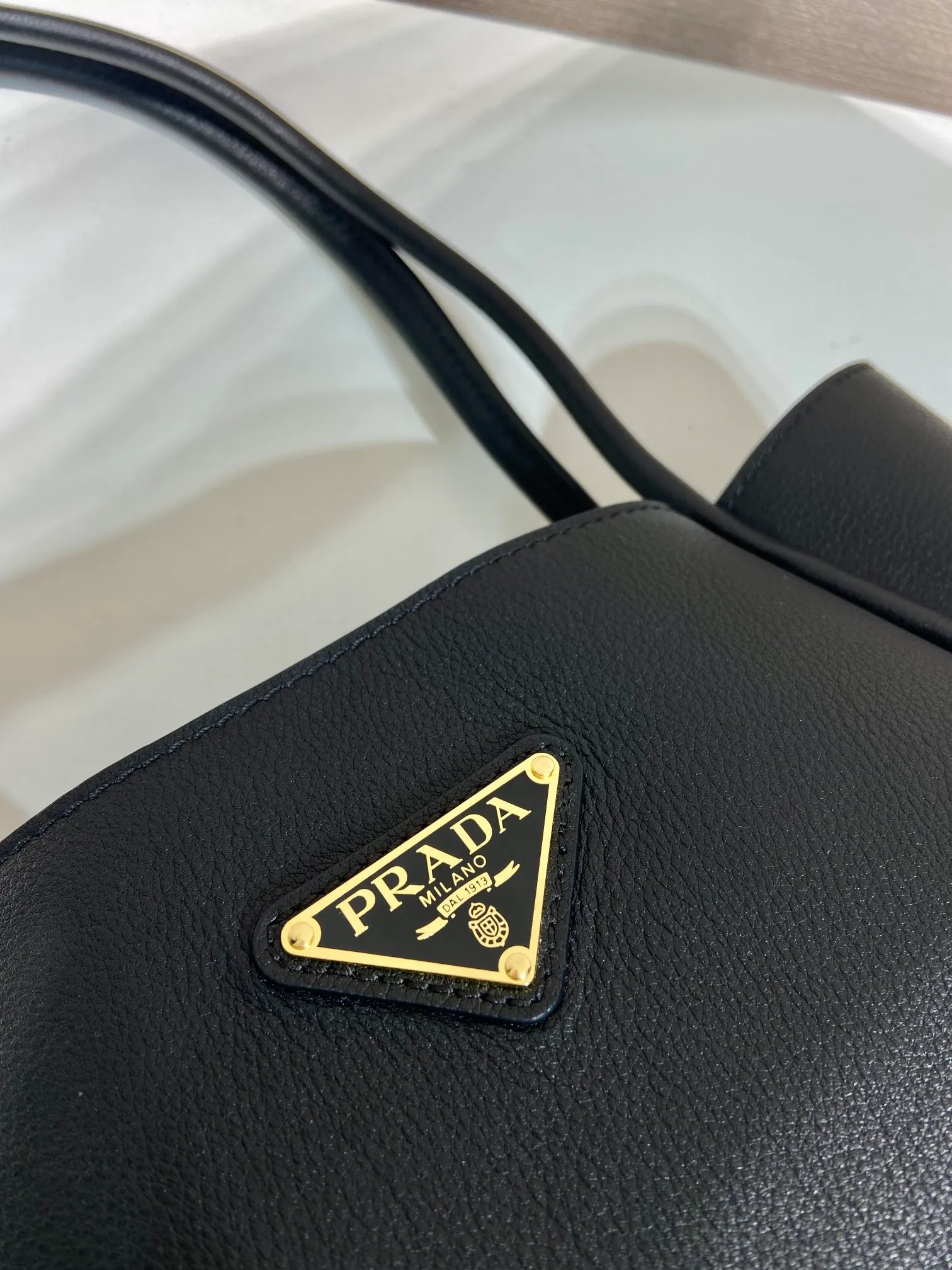 💰1500🎉New product🎉1BG539 shoulder style🎉🎉 This shoulder style is made of oral calfskin and top-grade hardware. It can be carried by hand or carried on the shoulder. It is equipped with 2 compartments in the front and back panels. It has a large capacity, is simple and practical, and has a beautiful upper body effect. Babies. Hurry up and get it🎉🎉 Length 25x Height 18.5x Bottom 12.5cm🎉🎉🎉👏👏👏