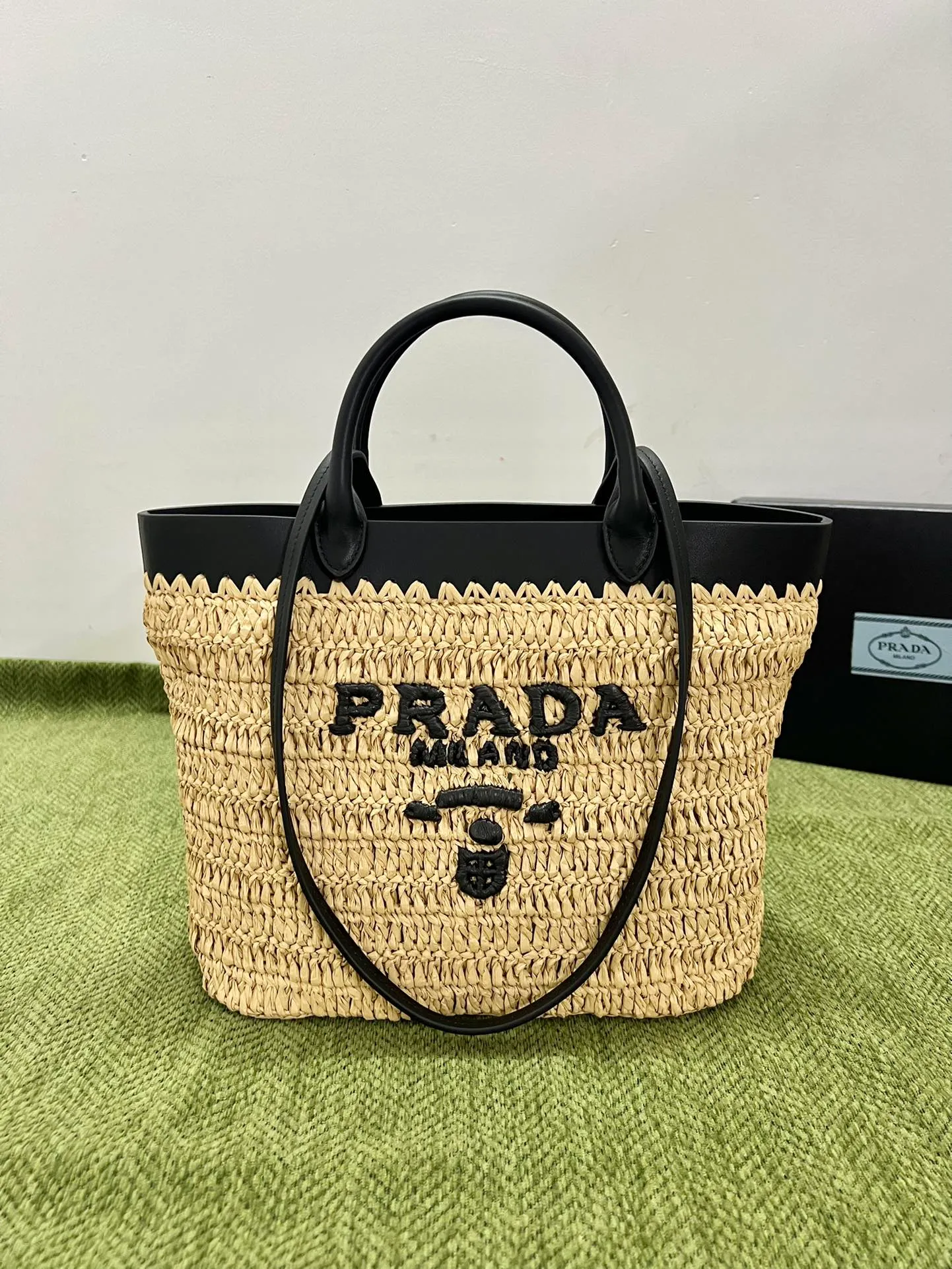 💰1500, 2024 new summer straw tote bag 1BG500 This modern and sophisticated tote bag combines crochet craftsmanship and leather details to create a summer atmosphere. Double handle style, can be used as a handbag or shoulder bag, with a contrasting embroidered letter logo on the front for added recognition. Raffia effect yarn, double leather handles, suitable as a handbag or shoulder bag, embroidered monogram logo, unlined interior Height: 26cm Width: 25cm Length: 14cm