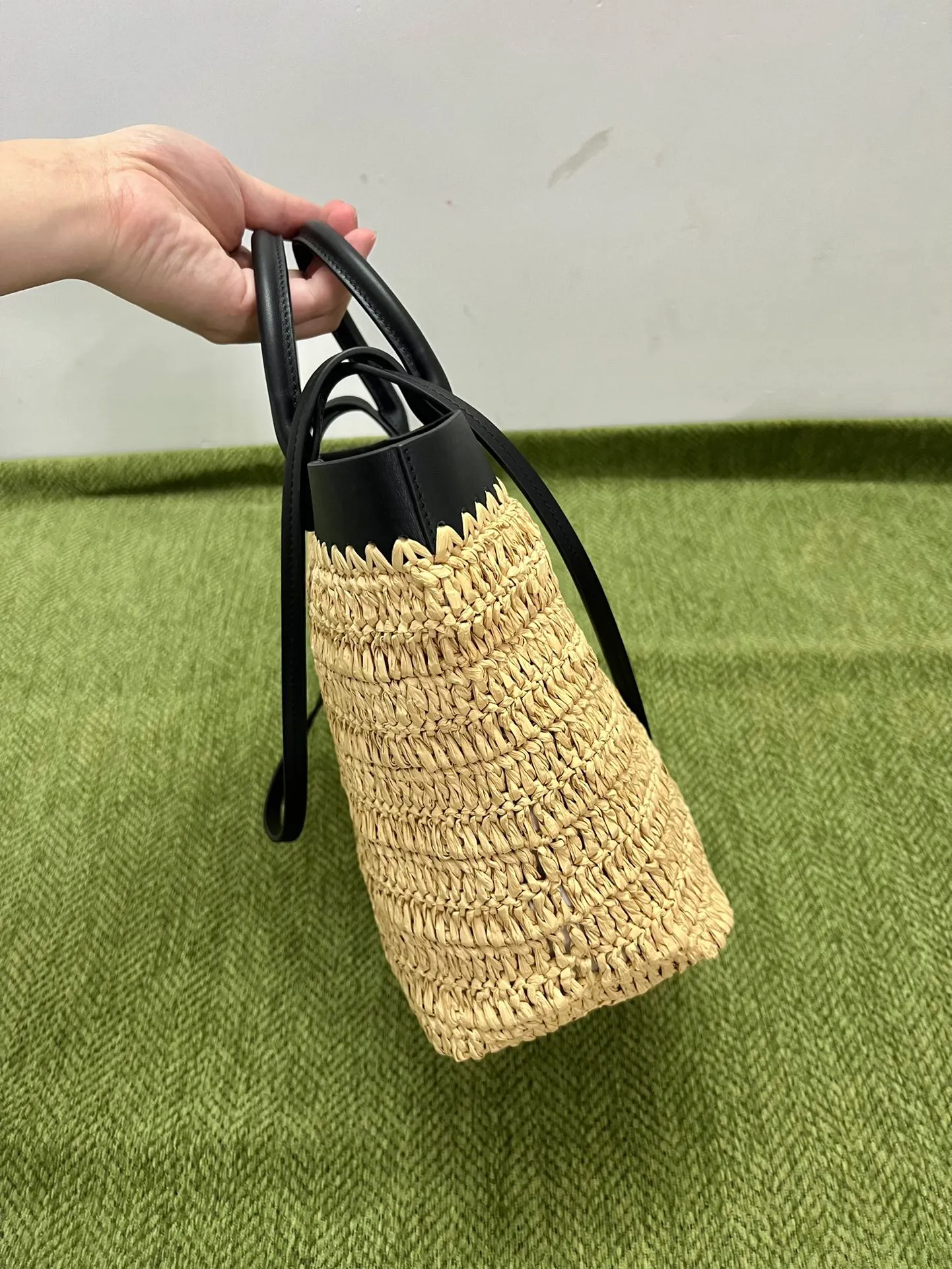 💰1500, 2024 new summer straw tote bag 1BG500 This modern and sophisticated tote bag combines crochet craftsmanship and leather details to create a summer atmosphere. Double handle style, can be used as a handbag or shoulder bag, with a contrasting embroidered letter logo on the front for added recognition. Raffia effect yarn, double leather handles, suitable as a handbag or shoulder bag, embroidered monogram logo, unlined interior Height: 26cm Width: 25cm Length: 14cm