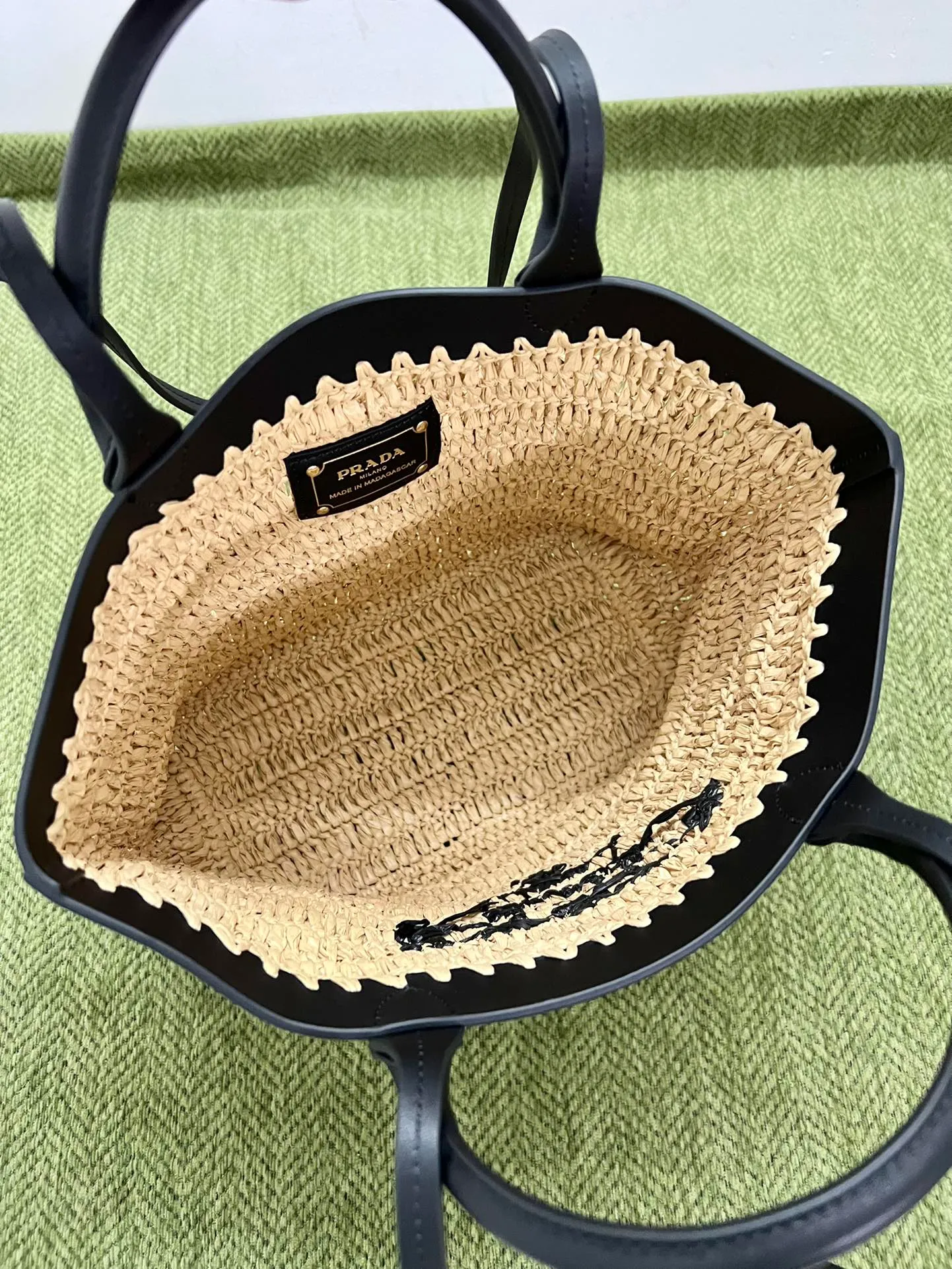💰1500, 2024 new summer straw tote bag 1BG500 This modern and sophisticated tote bag combines crochet craftsmanship and leather details to create a summer atmosphere. Double handle style, can be used as a handbag or shoulder bag, with a contrasting embroidered letter logo on the front for added recognition. Raffia effect yarn, double leather handles, suitable as a handbag or shoulder bag, embroidered monogram logo, unlined interior Height: 26cm Width: 25cm Length: 14cm