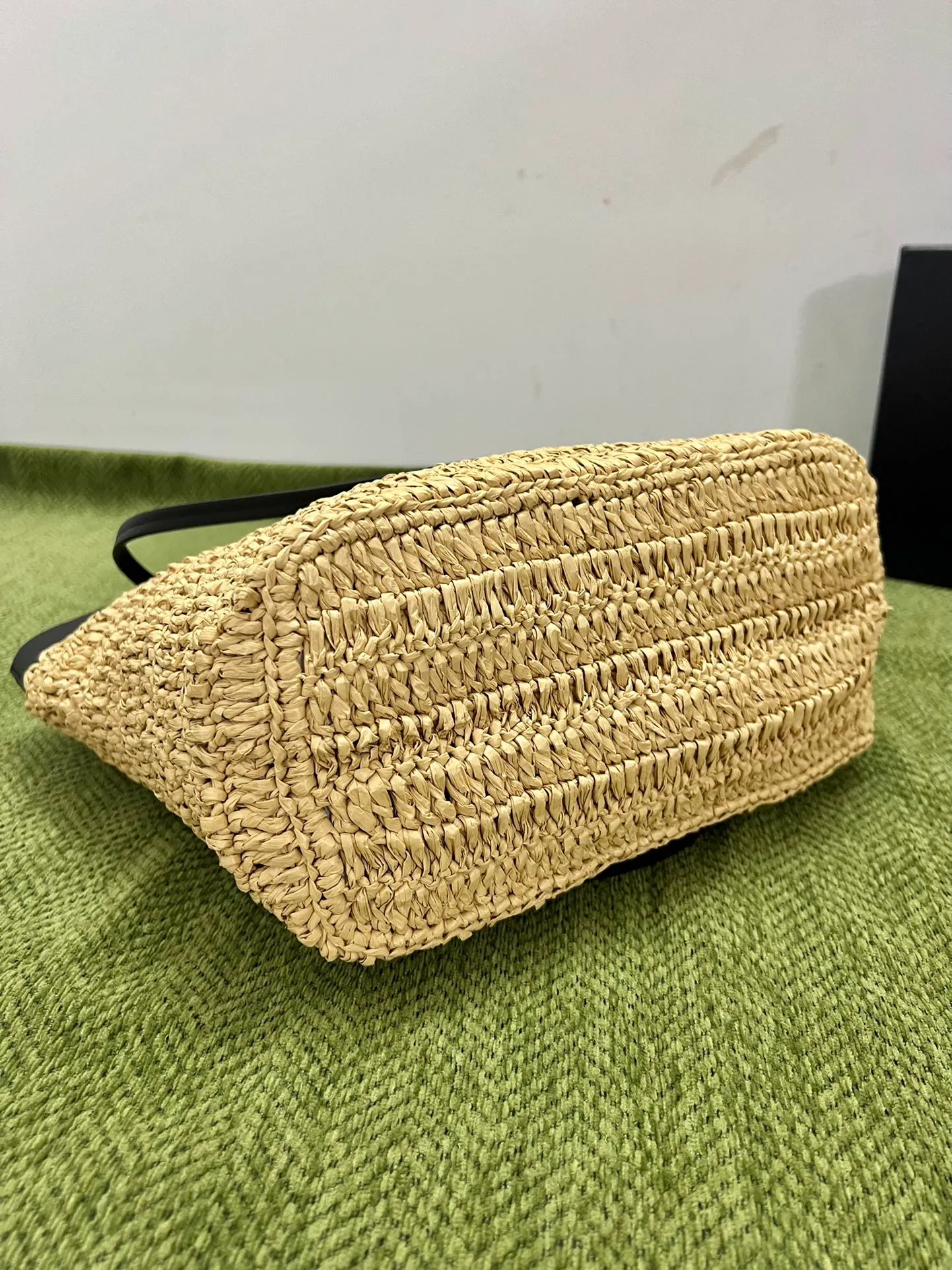 💰1500, 2024 new summer straw tote bag 1BG500 This modern and sophisticated tote bag combines crochet craftsmanship and leather details to create a summer atmosphere. Double handle style, can be used as a handbag or shoulder bag, with a contrasting embroidered letter logo on the front for added recognition. Raffia effect yarn, double leather handles, suitable as a handbag or shoulder bag, embroidered monogram logo, unlined interior Height: 26cm Width: 25cm Length: 14cm