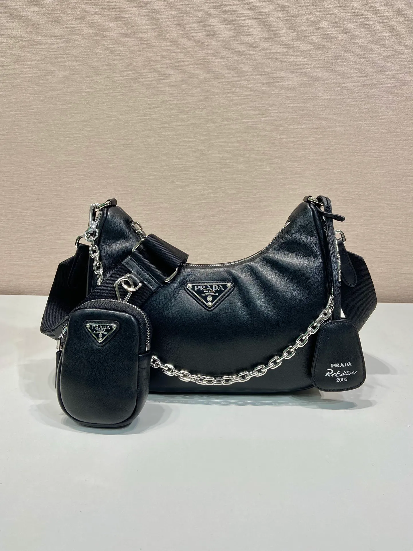 💰1520🎉Lambskin three-in-one🎉1BH204🎉🎉 This three-in-one padded shoulder bag is made of soft lambskin and has a simple silhouette. It is equipped with a detachable long nylon shoulder strap and velvet strips. It is a favorite small bag on the shoulder strap. So cute 😉 It feels very soft🎉, practical and casual, babies, hurry up and get it🎉🎉 Length 22x height 18x ​​base 6.5cm🎉🎉🎉🍊🍊🍊