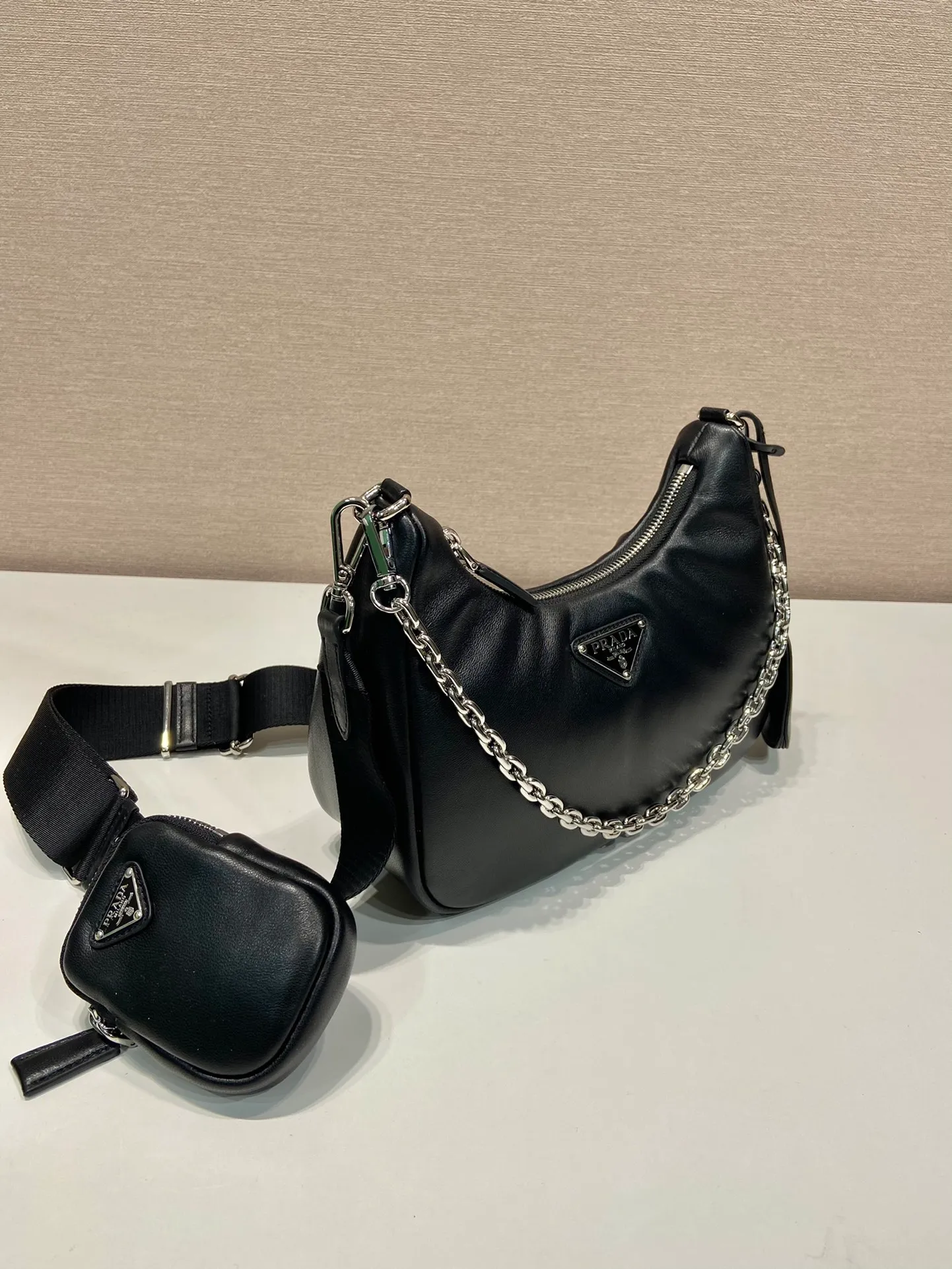 💰1520🎉Lambskin three-in-one🎉1BH204🎉🎉 This three-in-one padded shoulder bag is made of soft lambskin and has a simple silhouette. It is equipped with a detachable long nylon shoulder strap and velvet strips. It is a favorite small bag on the shoulder strap. So cute 😉 It feels very soft🎉, practical and casual, babies, hurry up and get it🎉🎉 Length 22x height 18x ​​base 6.5cm🎉🎉🎉🍊🍊🍊