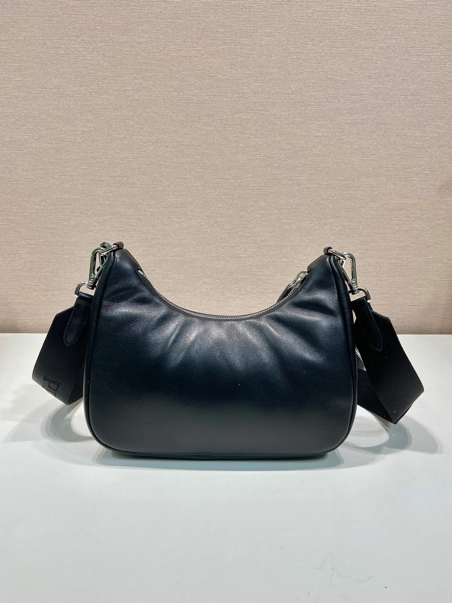 💰1520🎉Lambskin three-in-one🎉1BH204🎉🎉 This three-in-one padded shoulder bag is made of soft lambskin and has a simple silhouette. It is equipped with a detachable long nylon shoulder strap and velvet strips. It is a favorite small bag on the shoulder strap. So cute 😉 It feels very soft🎉, practical and casual, babies, hurry up and get it🎉🎉 Length 22x height 18x ​​base 6.5cm🎉🎉🎉🍊🍊🍊