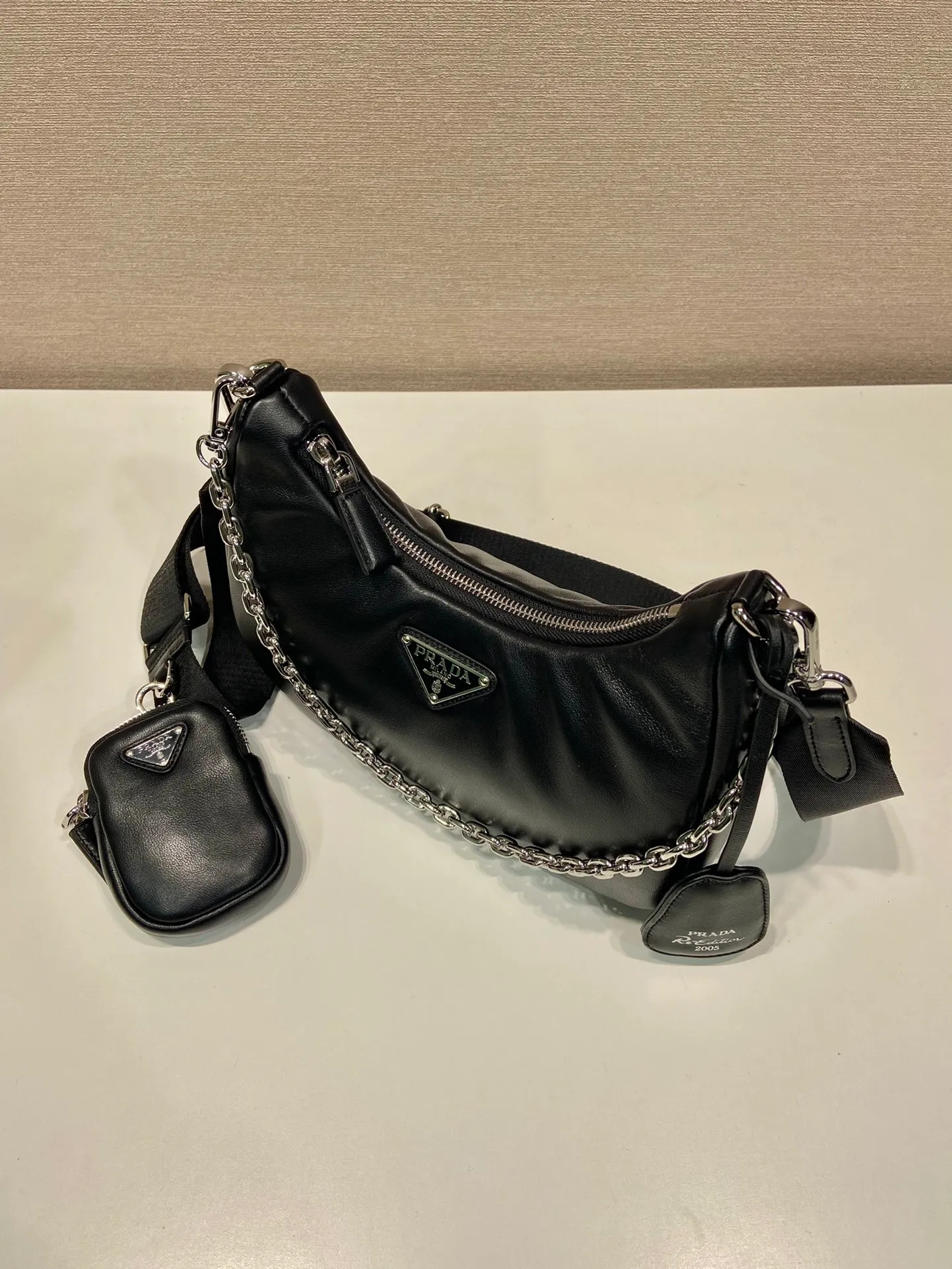 💰1520🎉Lambskin three-in-one🎉1BH204🎉🎉 This three-in-one padded shoulder bag is made of soft lambskin and has a simple silhouette. It is equipped with a detachable long nylon shoulder strap and velvet strips. It is a favorite small bag on the shoulder strap. So cute 😉 It feels very soft🎉, practical and casual, babies, hurry up and get it🎉🎉 Length 22x height 18x ​​base 6.5cm🎉🎉🎉🍊🍊🍊