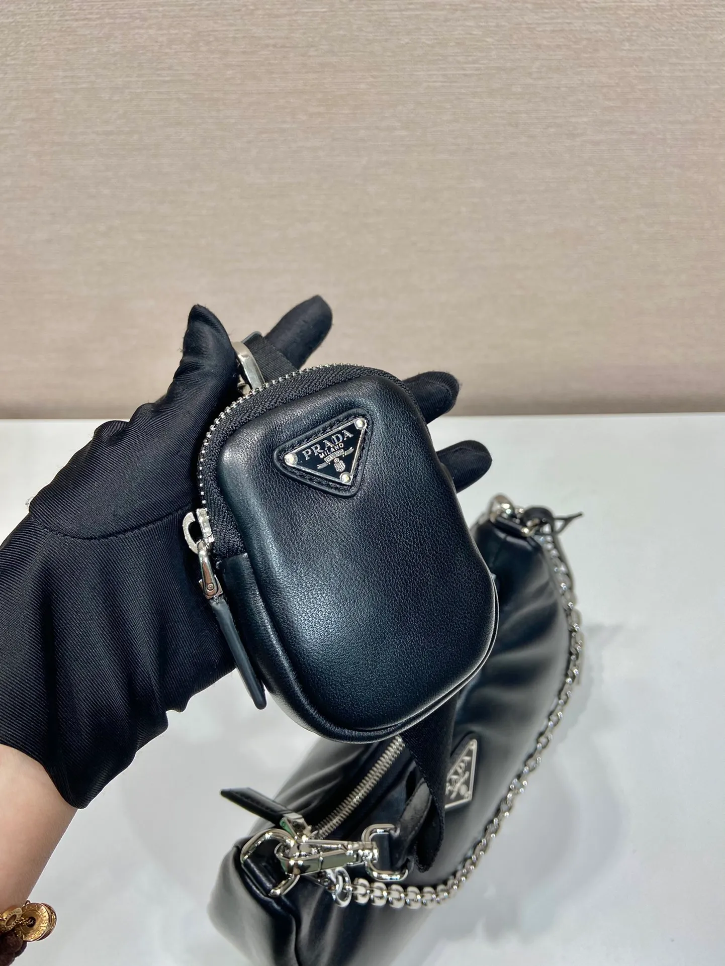 💰1520🎉Lambskin three-in-one🎉1BH204🎉🎉 This three-in-one padded shoulder bag is made of soft lambskin and has a simple silhouette. It is equipped with a detachable long nylon shoulder strap and velvet strips. It is a favorite small bag on the shoulder strap. So cute 😉 It feels very soft🎉, practical and casual, babies, hurry up and get it🎉🎉 Length 22x height 18x ​​base 6.5cm🎉🎉🎉🍊🍊🍊