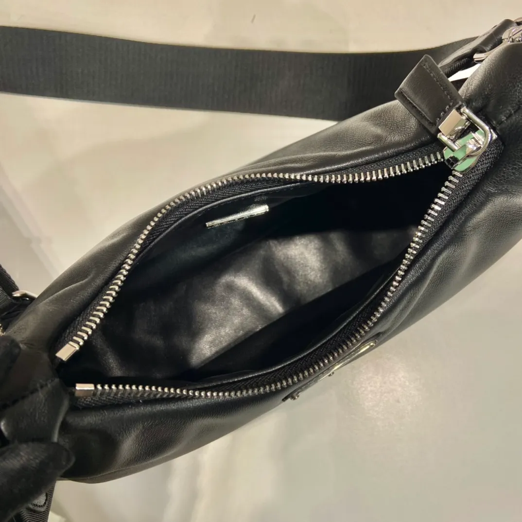 💰1520🎉Lambskin three-in-one🎉1BH204🎉🎉 This three-in-one padded shoulder bag is made of soft lambskin and has a simple silhouette. It is equipped with a detachable long nylon shoulder strap and velvet strips. It is a favorite small bag on the shoulder strap. So cute 😉 It feels very soft🎉, practical and casual, babies, hurry up and get it🎉🎉 Length 22x height 18x ​​base 6.5cm🎉🎉🎉🍊🍊🍊