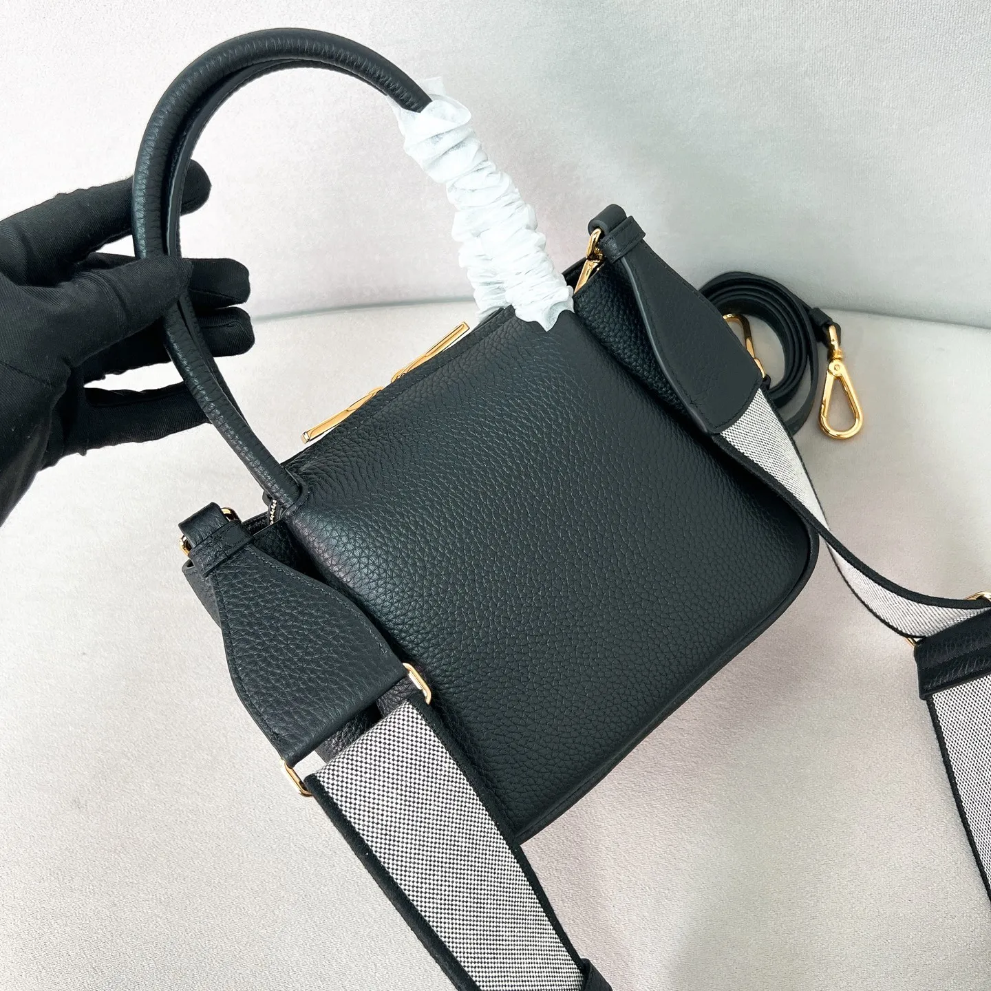 💰1760✨New product launch✨2025 new mini pebbled handbag/shoulder bag 1BA362 is made of soft textured pebbled calfskin. The bag has a rounded and soft silhouette. It is equipped with double handles and is decorated with a gold metal logo. Multifunctional detachable embroidered shoulder strap plus leather shoulder strap. Elegant and outstanding style. Can be carried in hand, on one shoulder or crossbody. A perfect fusion of classic heritage and contemporary trends. A must-have for fairies. Black. Size 19.5*18*9cm.