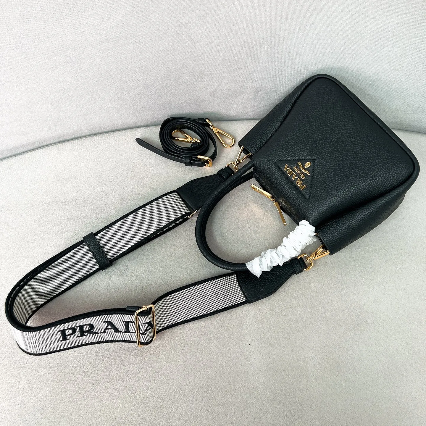 💰1760✨New product launch✨2025 new mini pebbled handbag/shoulder bag 1BA362 is made of soft textured pebbled calfskin. The bag has a rounded and soft silhouette. It is equipped with double handles and is decorated with a gold metal logo. Multifunctional detachable embroidered shoulder strap plus leather shoulder strap. Elegant and outstanding style. Can be carried in hand, on one shoulder or crossbody. A perfect fusion of classic heritage and contemporary trends. A must-have for fairies. Black. Size 19.5*18*9cm.