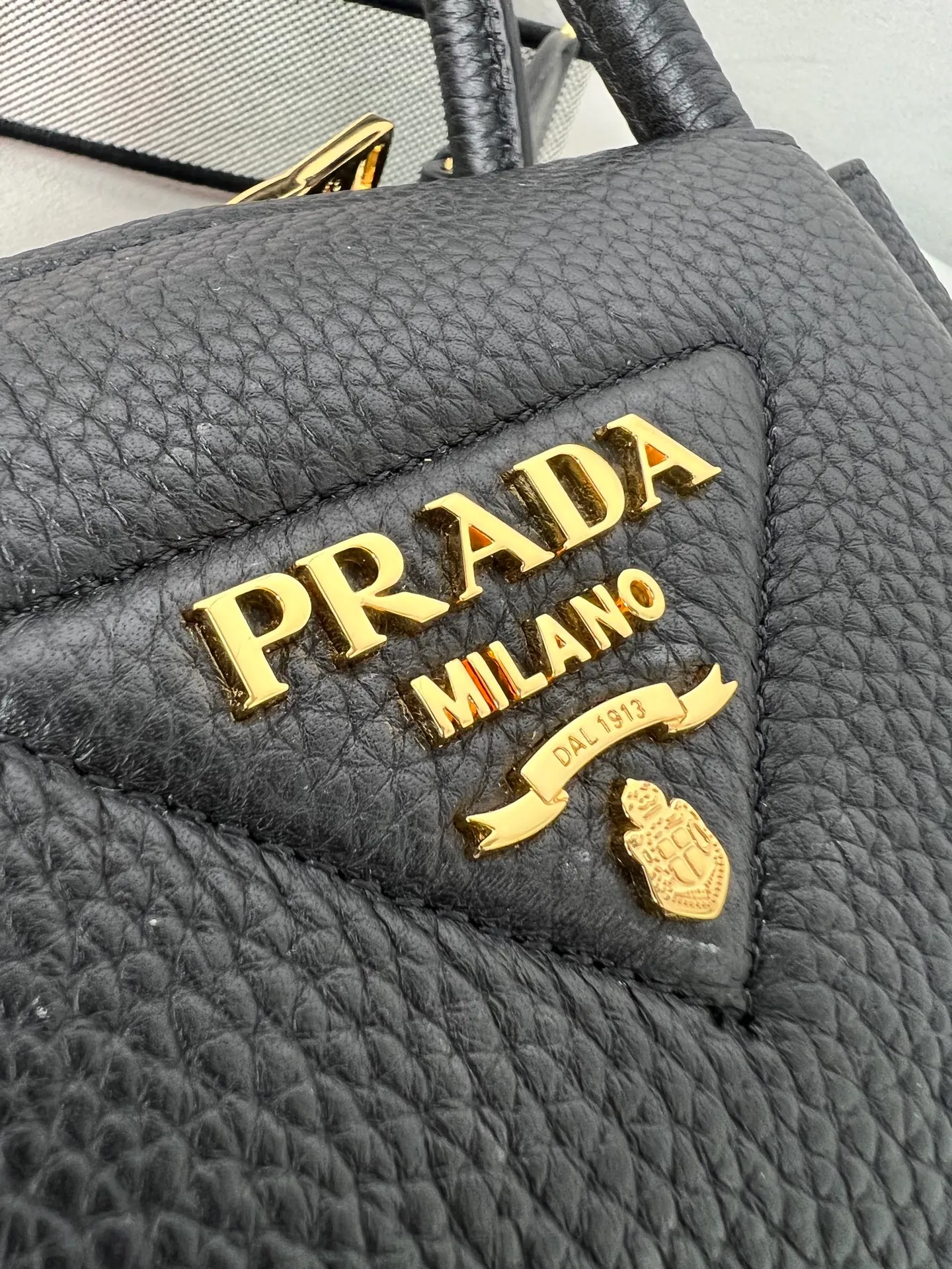 💰1760✨New product launch✨2025 new mini pebbled handbag/shoulder bag 1BA362 is made of soft textured pebbled calfskin. The bag has a rounded and soft silhouette. It is equipped with double handles and is decorated with a gold metal logo. Multifunctional detachable embroidered shoulder strap plus leather shoulder strap. Elegant and outstanding style. Can be carried in hand, on one shoulder or crossbody. A perfect fusion of classic heritage and contemporary trends. A must-have for fairies. Black. Size 19.5*18*9cm.