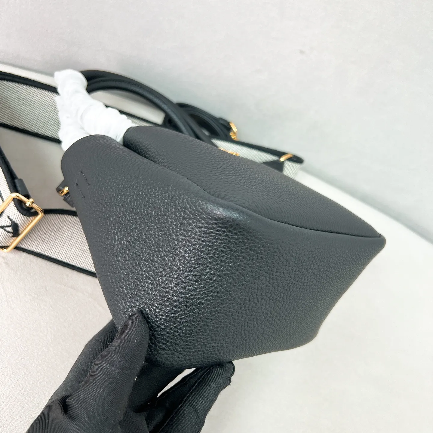 💰1760✨New product launch✨2025 new mini pebbled handbag/shoulder bag 1BA362 is made of soft textured pebbled calfskin. The bag has a rounded and soft silhouette. It is equipped with double handles and is decorated with a gold metal logo. Multifunctional detachable embroidered shoulder strap plus leather shoulder strap. Elegant and outstanding style. Can be carried in hand, on one shoulder or crossbody. A perfect fusion of classic heritage and contemporary trends. A must-have for fairies. Black. Size 19.5*18*9cm.