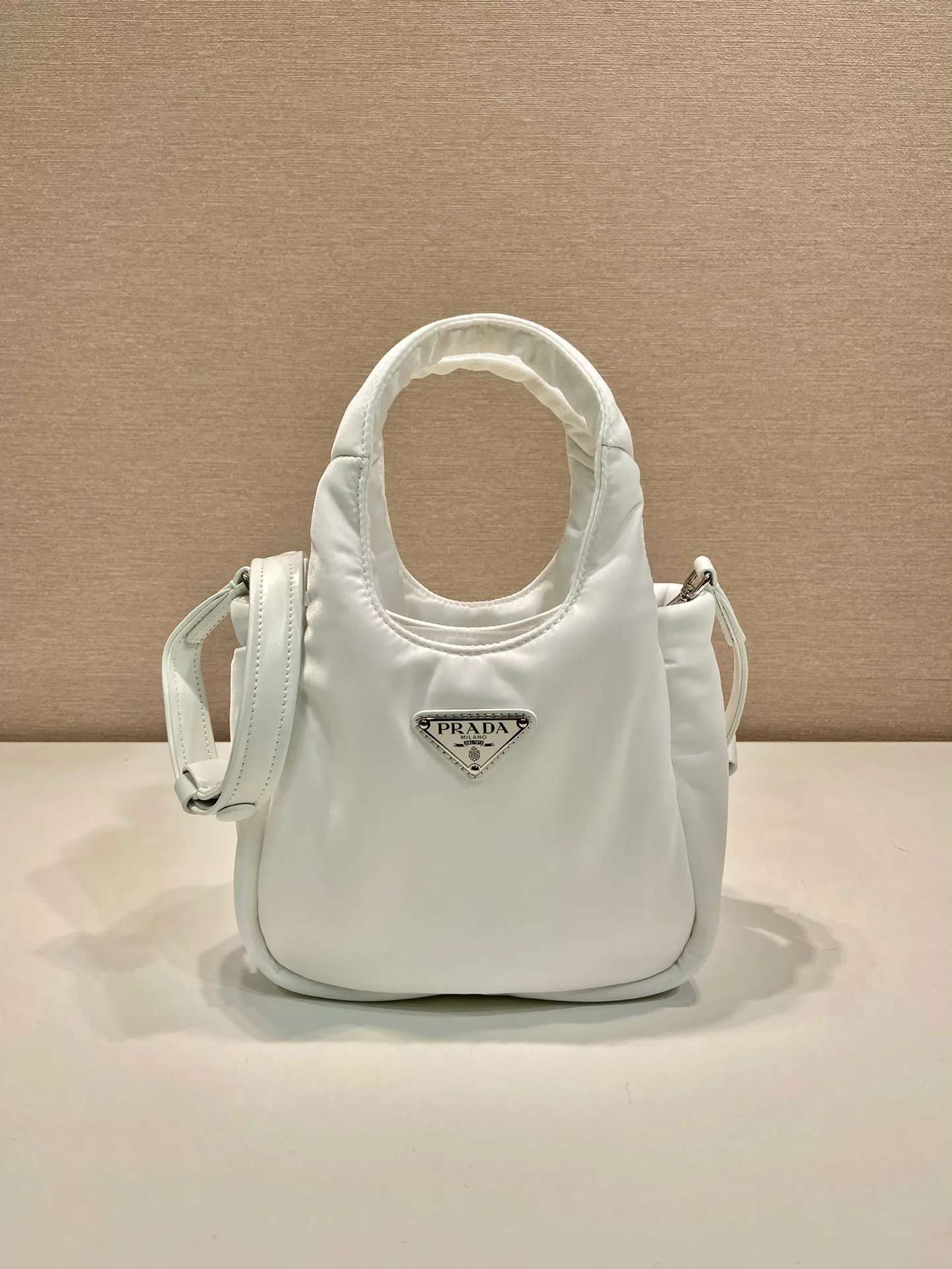 💰1060🎉Mini Tote Bag🎉1BA359 Nylon Fabric🎉🎉 This tote bag style handbag is made of imported nylon fabric, simple and very soft to the touch, casual and fashionable, with double handles and magnetic buckles. Open the bag to reveal the nylon lining and three compartments. The space capacity is very large and lightweight🎉🎉Can be carried on the shoulder🎉🎉If you like babies, hurry up and get it🎉🎉 Length 19x Height 16x Bottom 10cm🎉🎉🎉🍊🍊🍊