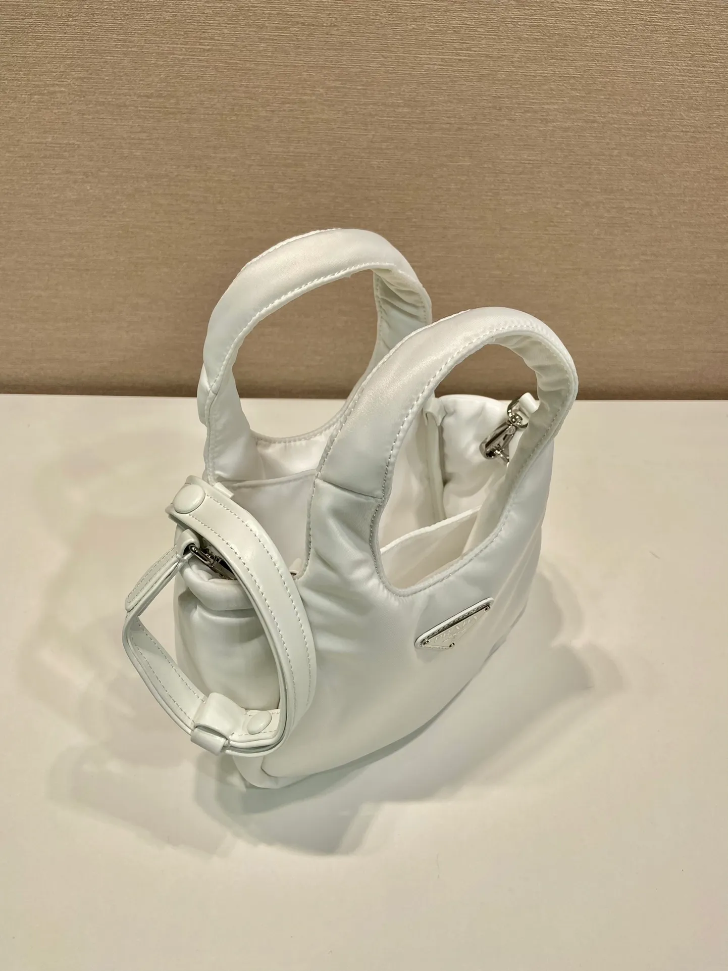 💰1060🎉Mini Tote Bag🎉1BA359 Nylon Fabric🎉🎉 This tote bag style handbag is made of imported nylon fabric, simple and very soft to the touch, casual and fashionable, with double handles and magnetic buckles. Open the bag to reveal the nylon lining and three compartments. The space capacity is very large and lightweight🎉🎉Can be carried on the shoulder🎉🎉If you like babies, hurry up and get it🎉🎉 Length 19x Height 16x Bottom 10cm🎉🎉🎉🍊🍊🍊