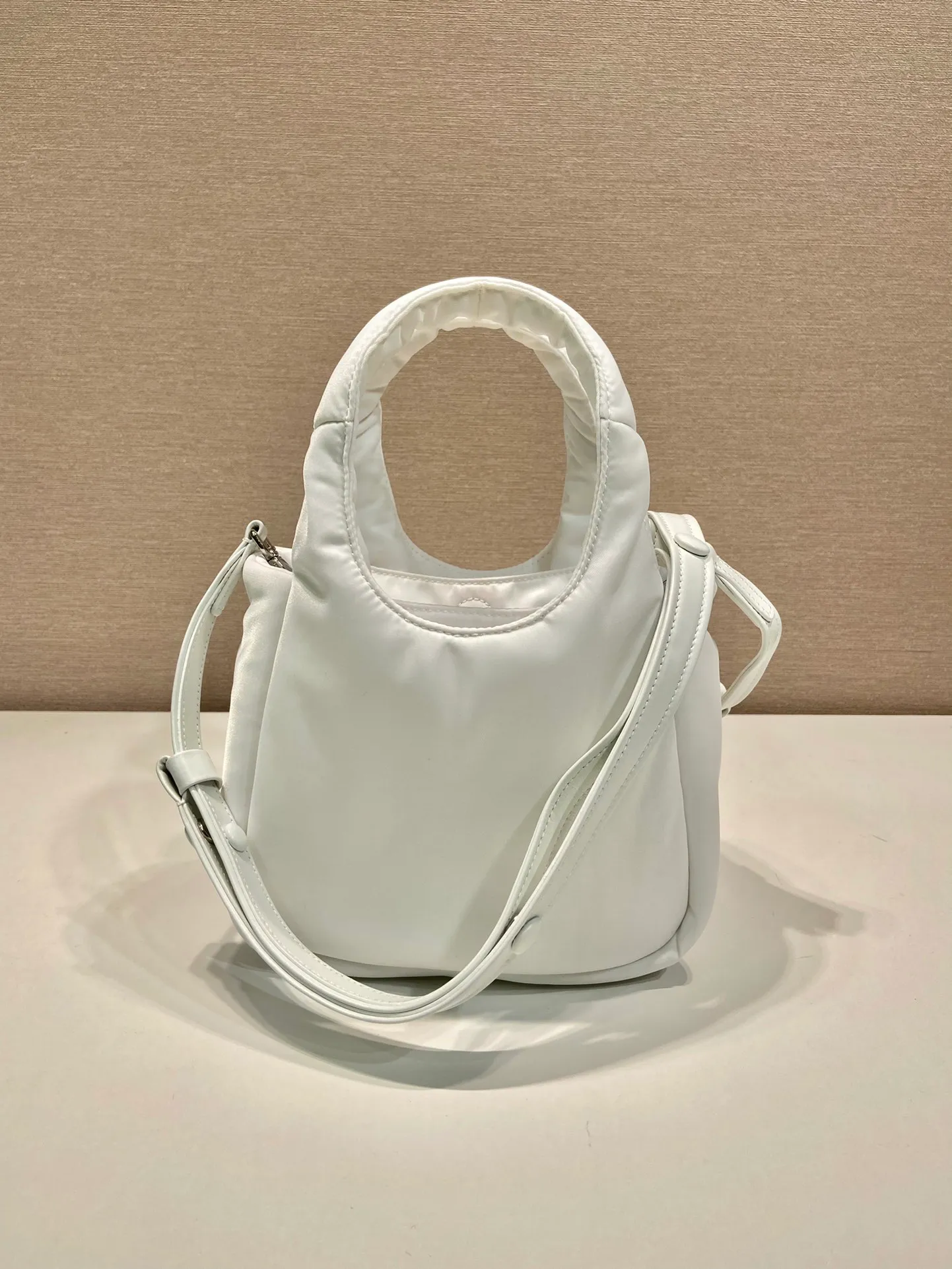 💰1060🎉Mini Tote Bag🎉1BA359 Nylon Fabric🎉🎉 This tote bag style handbag is made of imported nylon fabric, simple and very soft to the touch, casual and fashionable, with double handles and magnetic buckles. Open the bag to reveal the nylon lining and three compartments. The space capacity is very large and lightweight🎉🎉Can be carried on the shoulder🎉🎉If you like babies, hurry up and get it🎉🎉 Length 19x Height 16x Bottom 10cm🎉🎉🎉🍊🍊🍊
