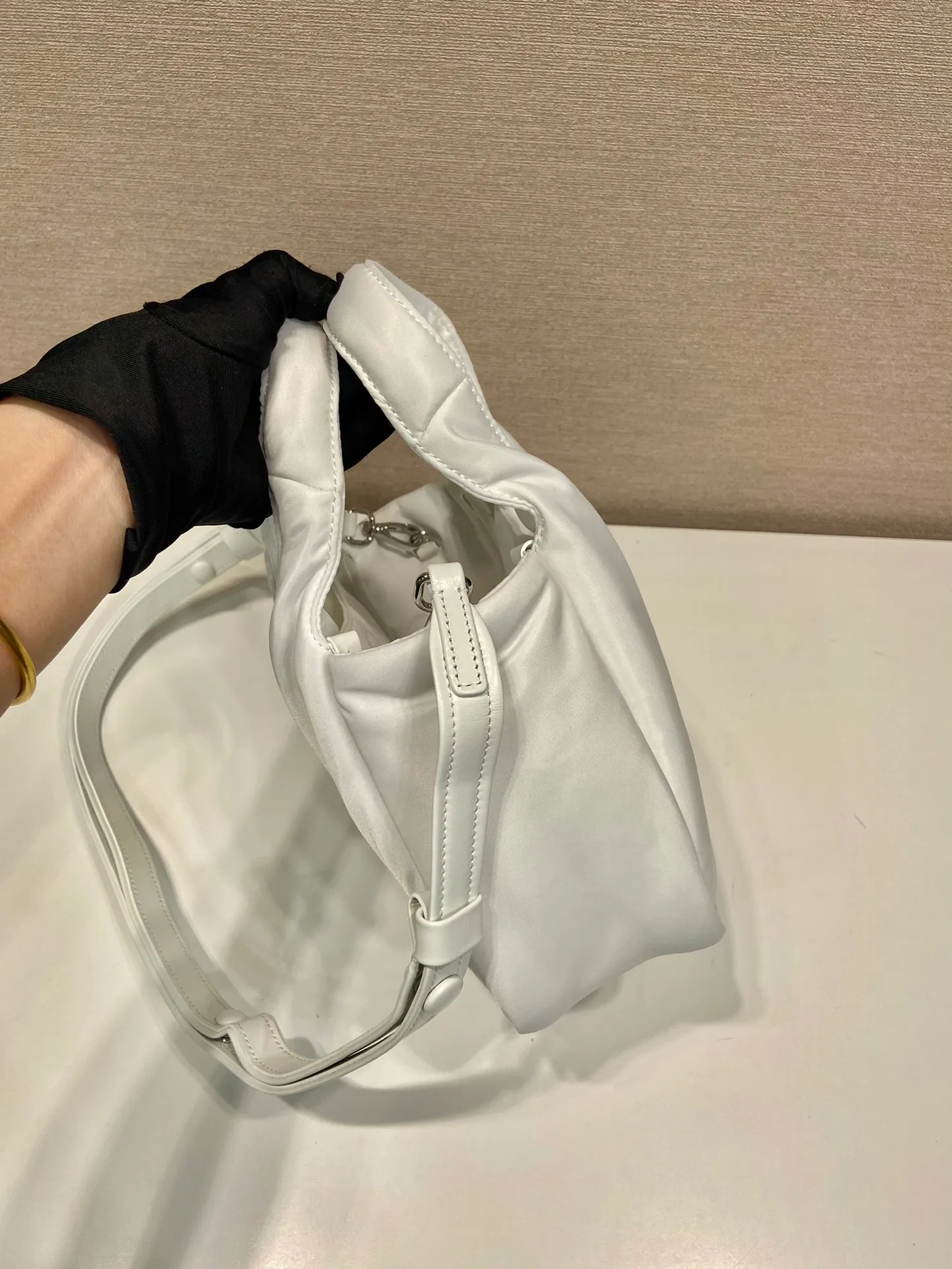 💰1060🎉Mini Tote Bag🎉1BA359 Nylon Fabric🎉🎉 This tote bag style handbag is made of imported nylon fabric, simple and very soft to the touch, casual and fashionable, with double handles and magnetic buckles. Open the bag to reveal the nylon lining and three compartments. The space capacity is very large and lightweight🎉🎉Can be carried on the shoulder🎉🎉If you like babies, hurry up and get it🎉🎉 Length 19x Height 16x Bottom 10cm🎉🎉🎉🍊🍊🍊