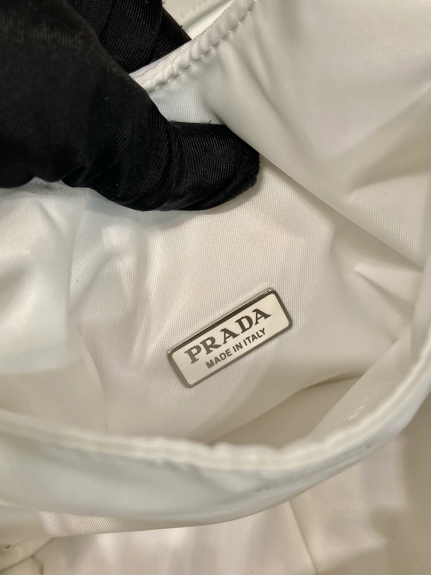 💰1060🎉Mini Tote Bag🎉1BA359 Nylon Fabric🎉🎉 This tote bag style handbag is made of imported nylon fabric, simple and very soft to the touch, casual and fashionable, with double handles and magnetic buckles. Open the bag to reveal the nylon lining and three compartments. The space capacity is very large and lightweight🎉🎉Can be carried on the shoulder🎉🎉If you like babies, hurry up and get it🎉🎉 Length 19x Height 16x Bottom 10cm🎉🎉🎉🍊🍊🍊