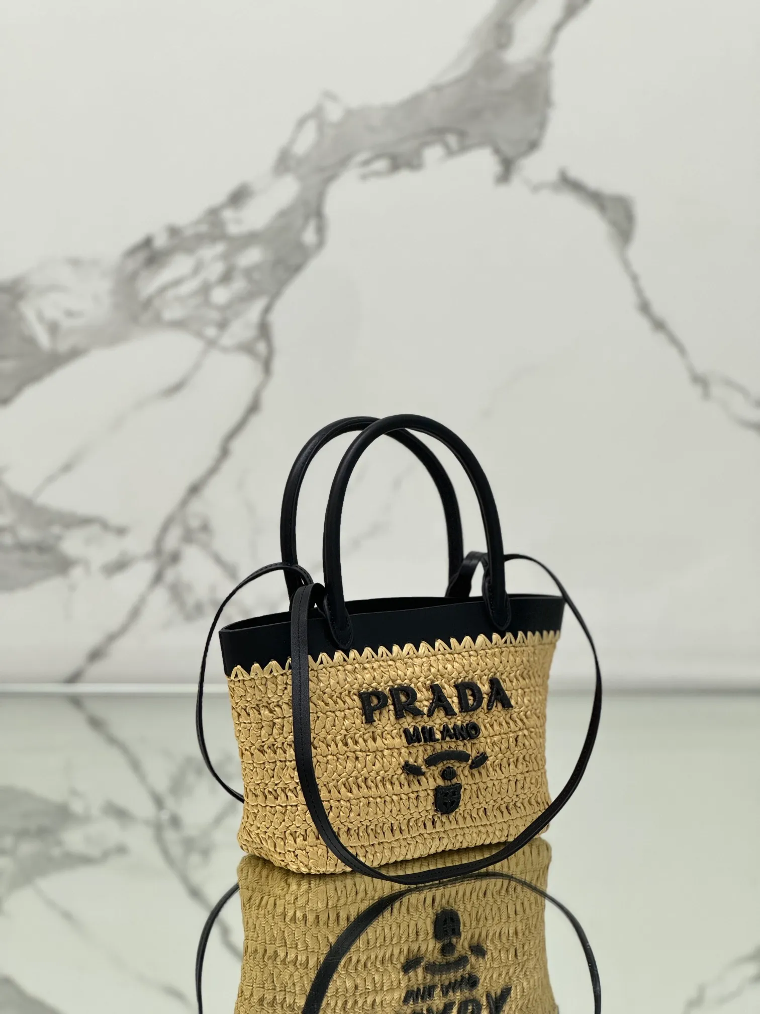 💰1360 (Small) New straw mini tote bag, this modern and sophisticated mini tote bag combines crochet craftsmanship and leather details to create a summer atmosphere. Double cowhide handles can be used as a handbag or shoulder bag, and the front is decorated with a contrasting embroidered letter logo for added recognition. The exquisite woven bag body exudes a strong spring and summer atmosphere~ It can give an unparalleled high-end texture simply by carrying it. It has large space capacity and is a classic hot style. Size: 21×16×10 Style number: 1BG501