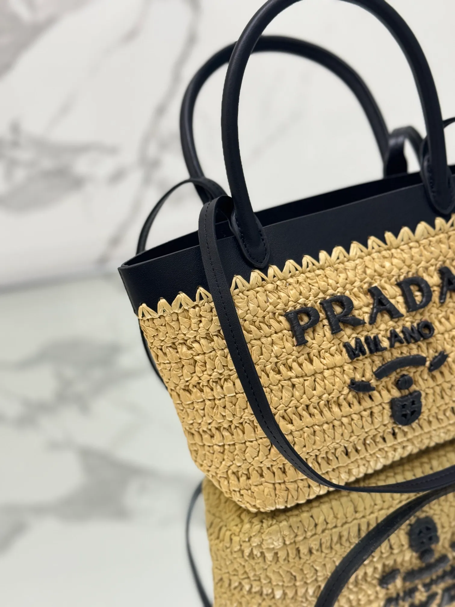 💰1360 (Small) New straw mini tote bag, this modern and sophisticated mini tote bag combines crochet craftsmanship and leather details to create a summer atmosphere. Double cowhide handles can be used as a handbag or shoulder bag, and the front is decorated with a contrasting embroidered letter logo for added recognition. The exquisite woven bag body exudes a strong spring and summer atmosphere~ It can give an unparalleled high-end texture simply by carrying it. It has large space capacity and is a classic hot style. Size: 21×16×10 Style number: 1BG501