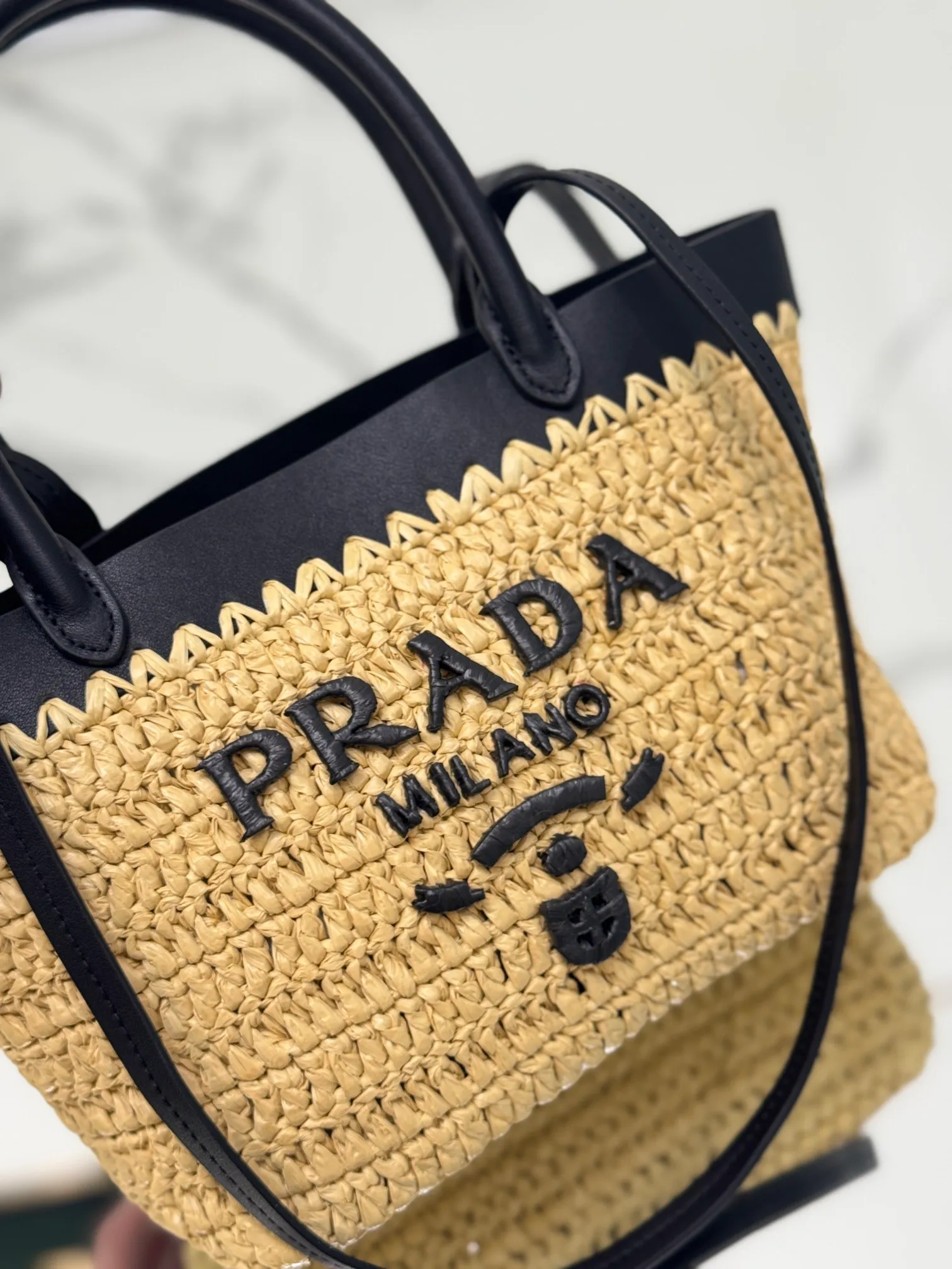💰1360 (Small) New straw mini tote bag, this modern and sophisticated mini tote bag combines crochet craftsmanship and leather details to create a summer atmosphere. Double cowhide handles can be used as a handbag or shoulder bag, and the front is decorated with a contrasting embroidered letter logo for added recognition. The exquisite woven bag body exudes a strong spring and summer atmosphere~ It can give an unparalleled high-end texture simply by carrying it. It has large space capacity and is a classic hot style. Size: 21×16×10 Style number: 1BG501