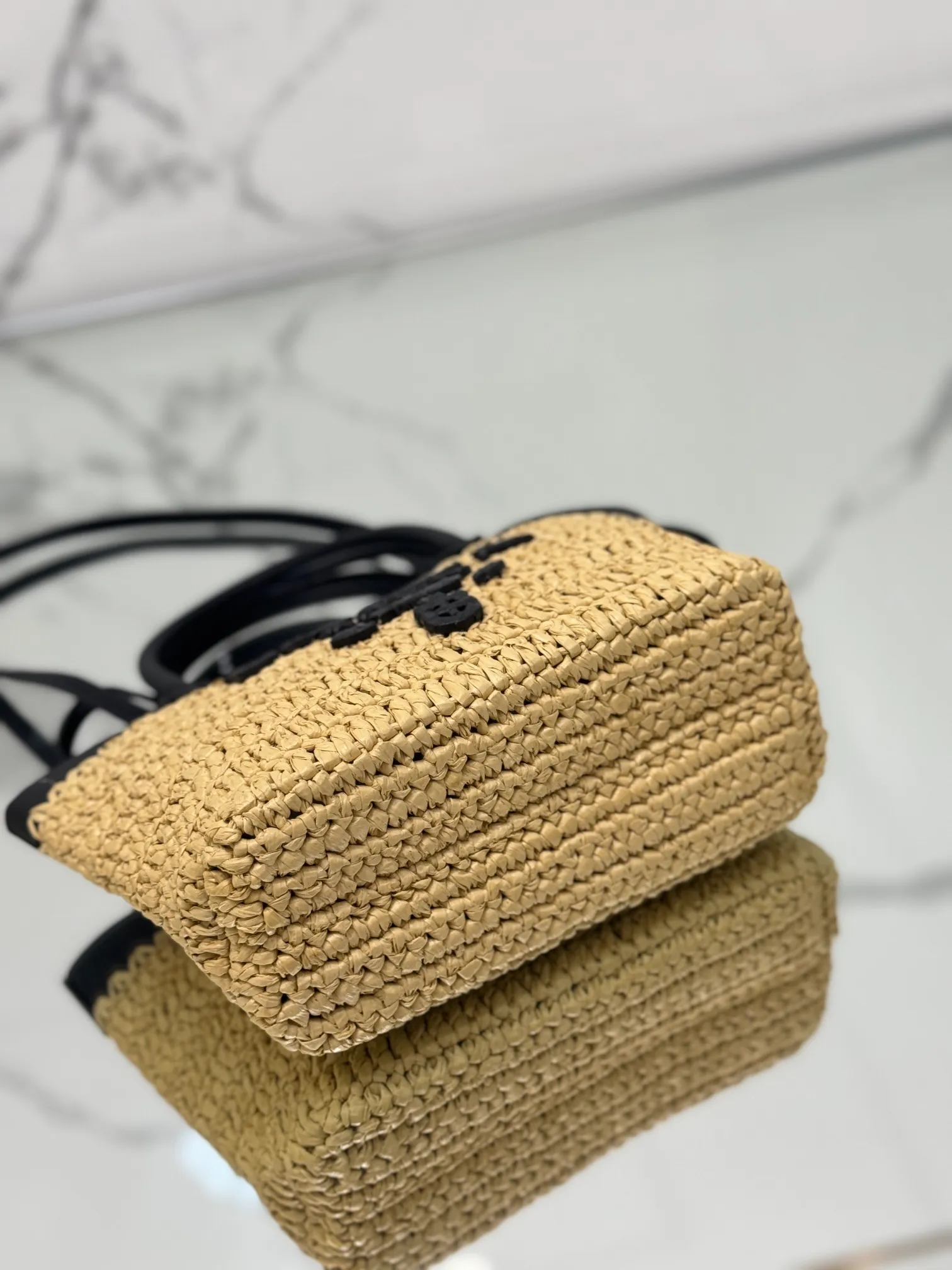 💰1360 (Small) New straw mini tote bag, this modern and sophisticated mini tote bag combines crochet craftsmanship and leather details to create a summer atmosphere. Double cowhide handles can be used as a handbag or shoulder bag, and the front is decorated with a contrasting embroidered letter logo for added recognition. The exquisite woven bag body exudes a strong spring and summer atmosphere~ It can give an unparalleled high-end texture simply by carrying it. It has large space capacity and is a classic hot style. Size: 21×16×10 Style number: 1BG501
