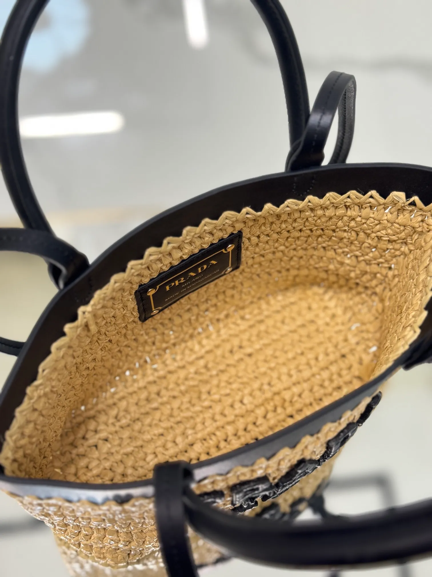 💰1360 (Small) New straw mini tote bag, this modern and sophisticated mini tote bag combines crochet craftsmanship and leather details to create a summer atmosphere. Double cowhide handles can be used as a handbag or shoulder bag, and the front is decorated with a contrasting embroidered letter logo for added recognition. The exquisite woven bag body exudes a strong spring and summer atmosphere~ It can give an unparalleled high-end texture simply by carrying it. It has large space capacity and is a classic hot style. Size: 21×16×10 Style number: 1BG501