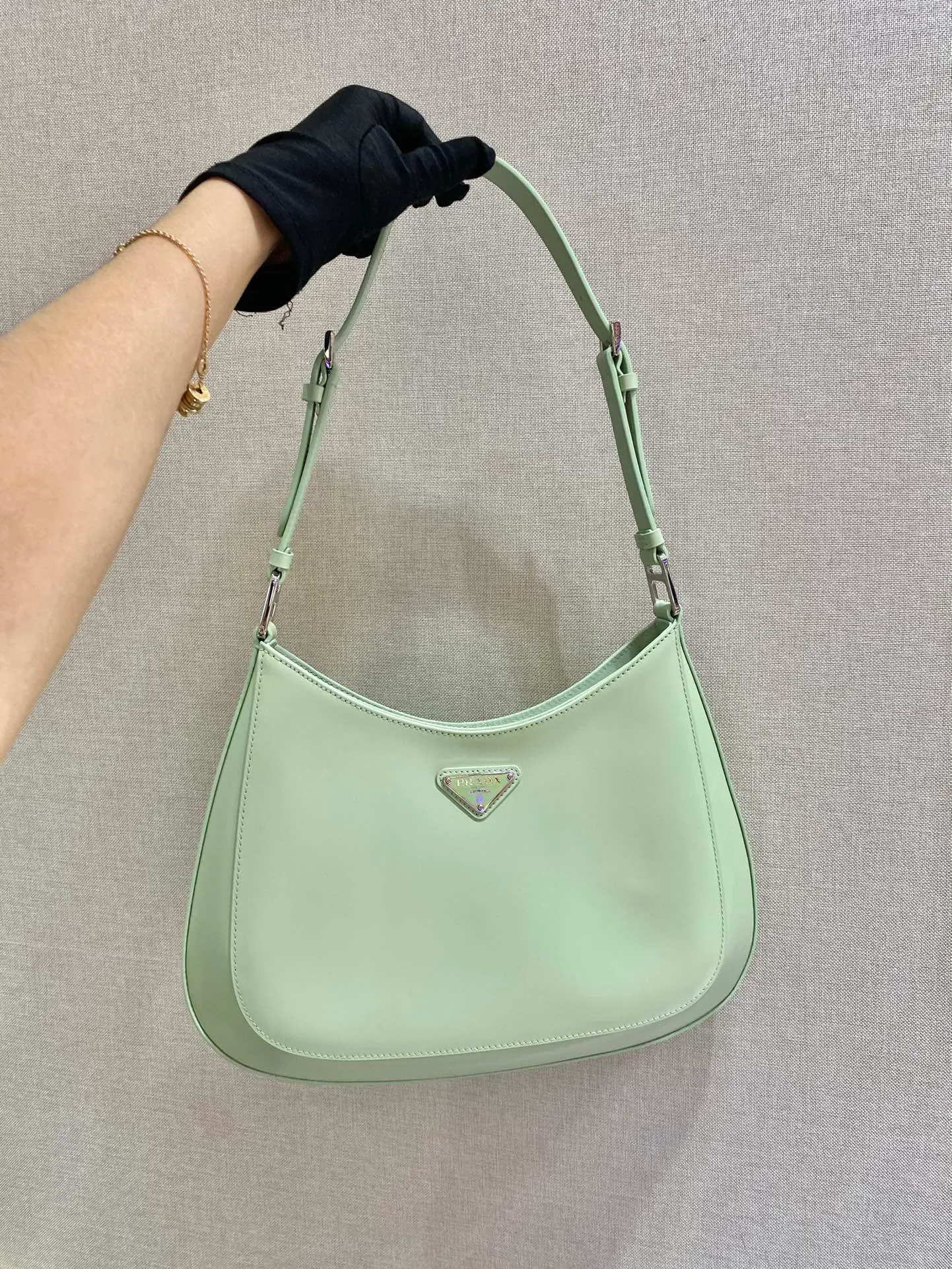 💰1500🎉Large double shoulder straps🎉Upgraded version of second-hand armpit bag/double shoulder straps😘😘 The second-hand armpit bag that has become popular this year has always been very popular. This upgraded version is more functional and the two shoulder straps are interchangeable. It can be carried on one shoulder or across the body, I love it😘, the whole leather is delicate and smooth, the special-shaped bag design is cool and fashionable, the capacity is sufficient, it is light and can be packed, it is timeless and has a retro-feel concave shape, it is perfect, another popular style for internet celebrities🙊🙊 Style number: 1BC156, length 30x height 18.5x base 4cm