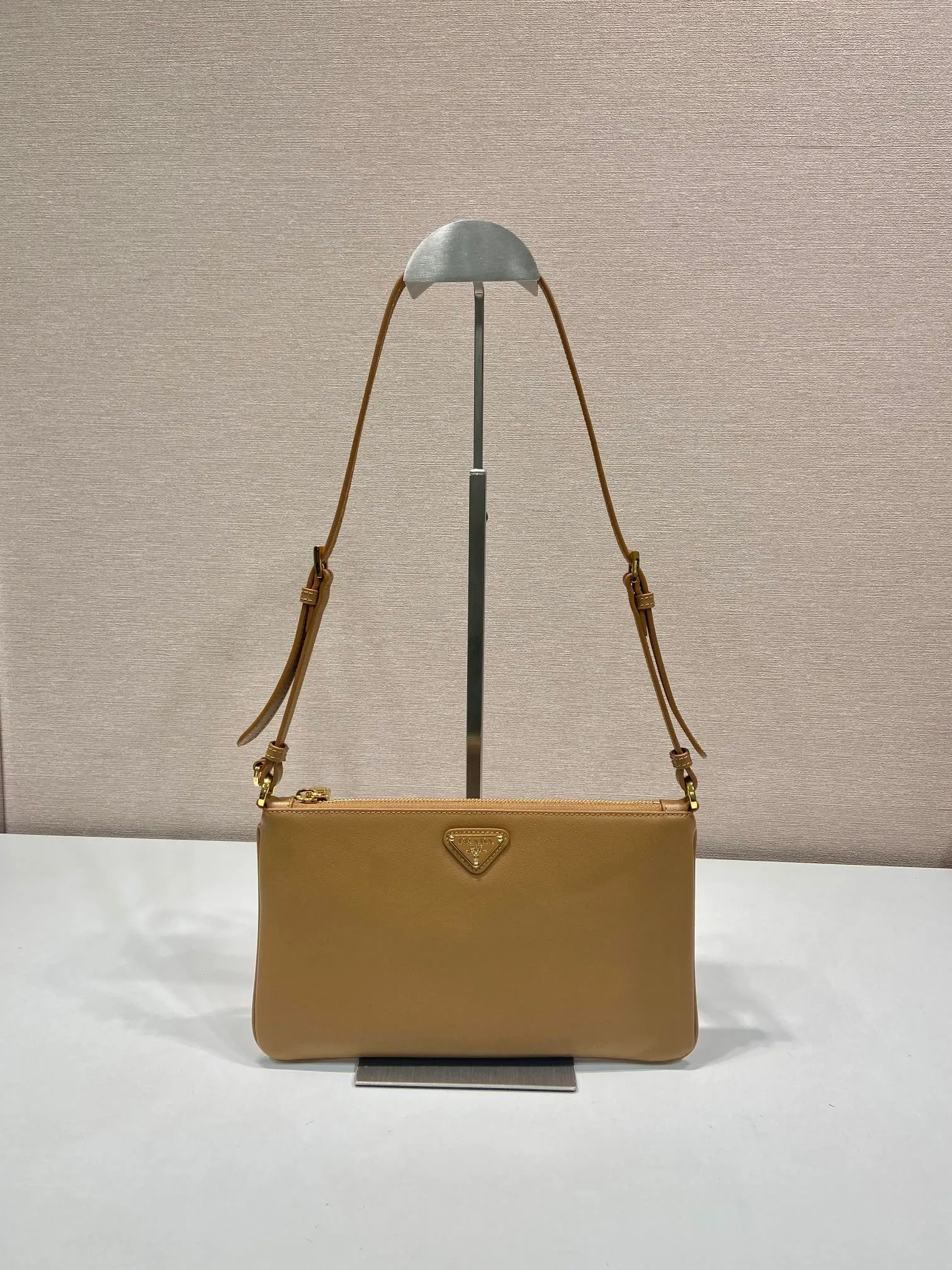 💰900🎉New armpit bag🎉1Bc238 calfskin🎉🎉 This armpit bag is made of imported calfskin, with metal triangle logo. It has large capacity, is lightweight and practical, and the upper body effect is very beautiful and fashionable. It is also a popular style that will never go out of style. Baby, hurry up and get it! Length 24x Height 14cm🎉🎉🎉💰💰💰