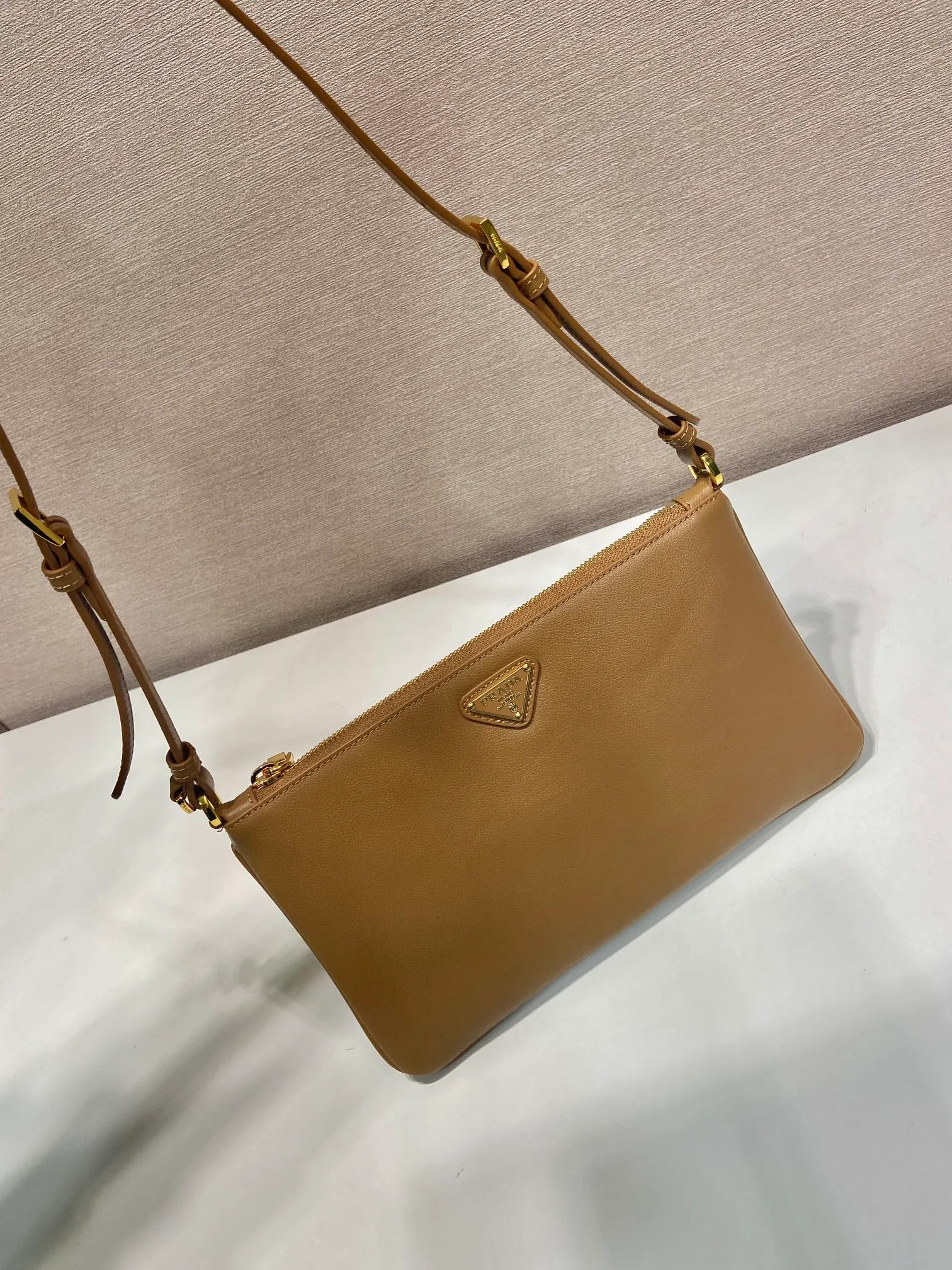 💰900🎉New armpit bag🎉1Bc238 calfskin🎉🎉 This armpit bag is made of imported calfskin, with metal triangle logo. It has large capacity, is lightweight and practical, and the upper body effect is very beautiful and fashionable. It is also a popular style that will never go out of style. Baby, hurry up and get it! Length 24x Height 14cm🎉🎉🎉💰💰💰