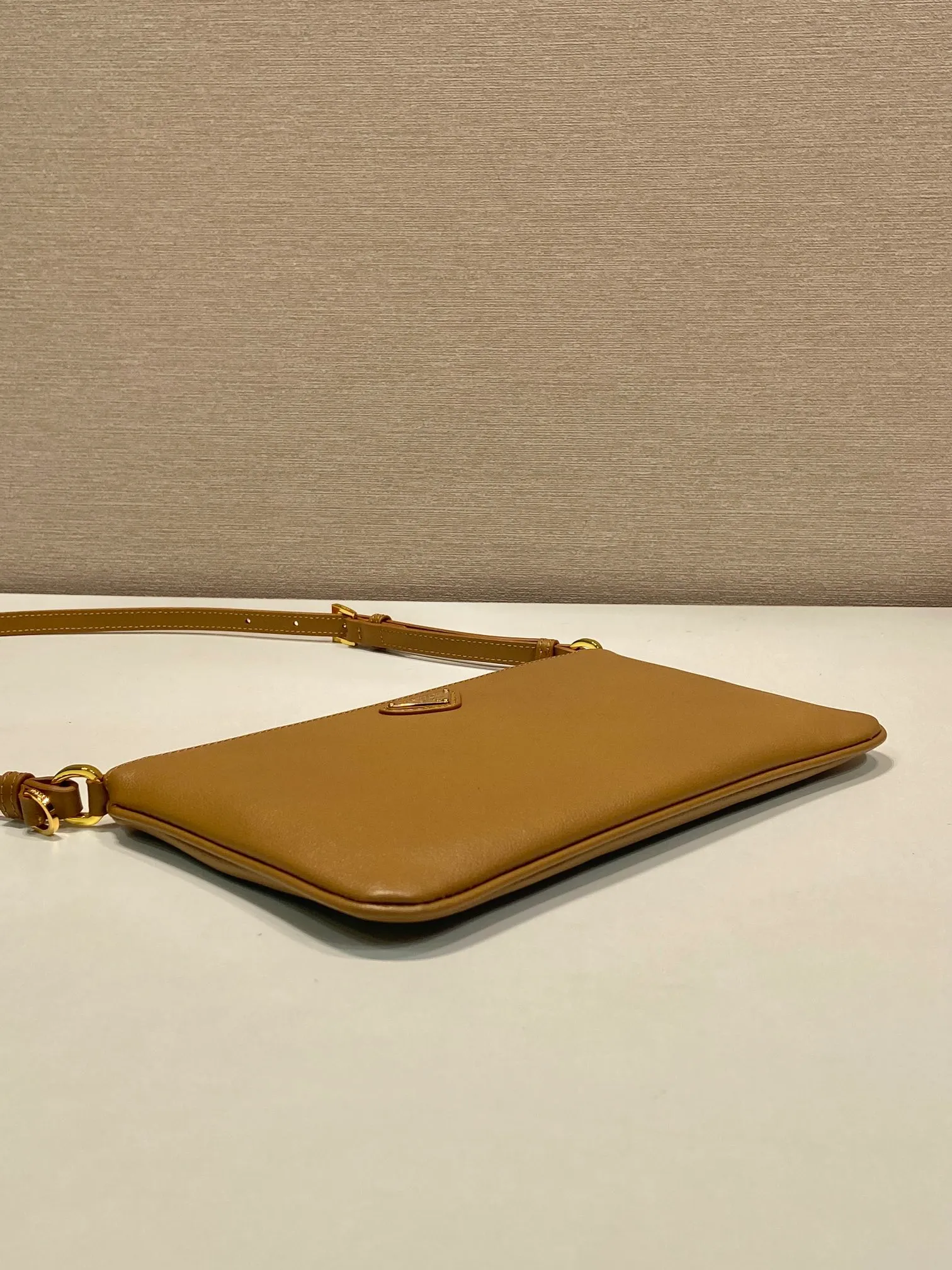 💰900🎉New armpit bag🎉1Bc238 calfskin🎉🎉 This armpit bag is made of imported calfskin, with metal triangle logo. It has large capacity, is lightweight and practical, and the upper body effect is very beautiful and fashionable. It is also a popular style that will never go out of style. Baby, hurry up and get it! Length 24x Height 14cm🎉🎉🎉💰💰💰