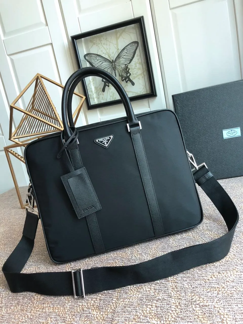 💰1260, the new model 🆕🆕2VE0891 cloth/leather has arrived👏🏻👏🏻Original item👍👍Another classic hit👏🏻👏🏻Using imported parachute fabric, polished steel Quality hardware, nylon lining inside, can be placed on a trolley case🎊🎊, 165 OEM code, length 36x height 28x base 8cm. Lightweight and practical👏🏻👏🏻👏🏻💰💰💰